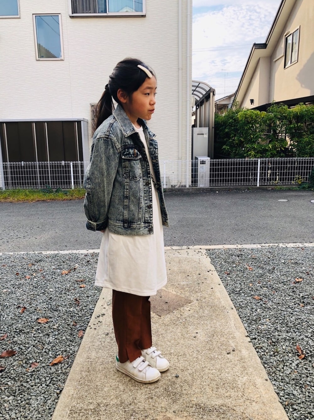 ホワイト系のワンピース、ブラウン系のその他パンツ、ホワイト系のスニーカーを着用したキッズの秋コーディネートの1枚目の写真