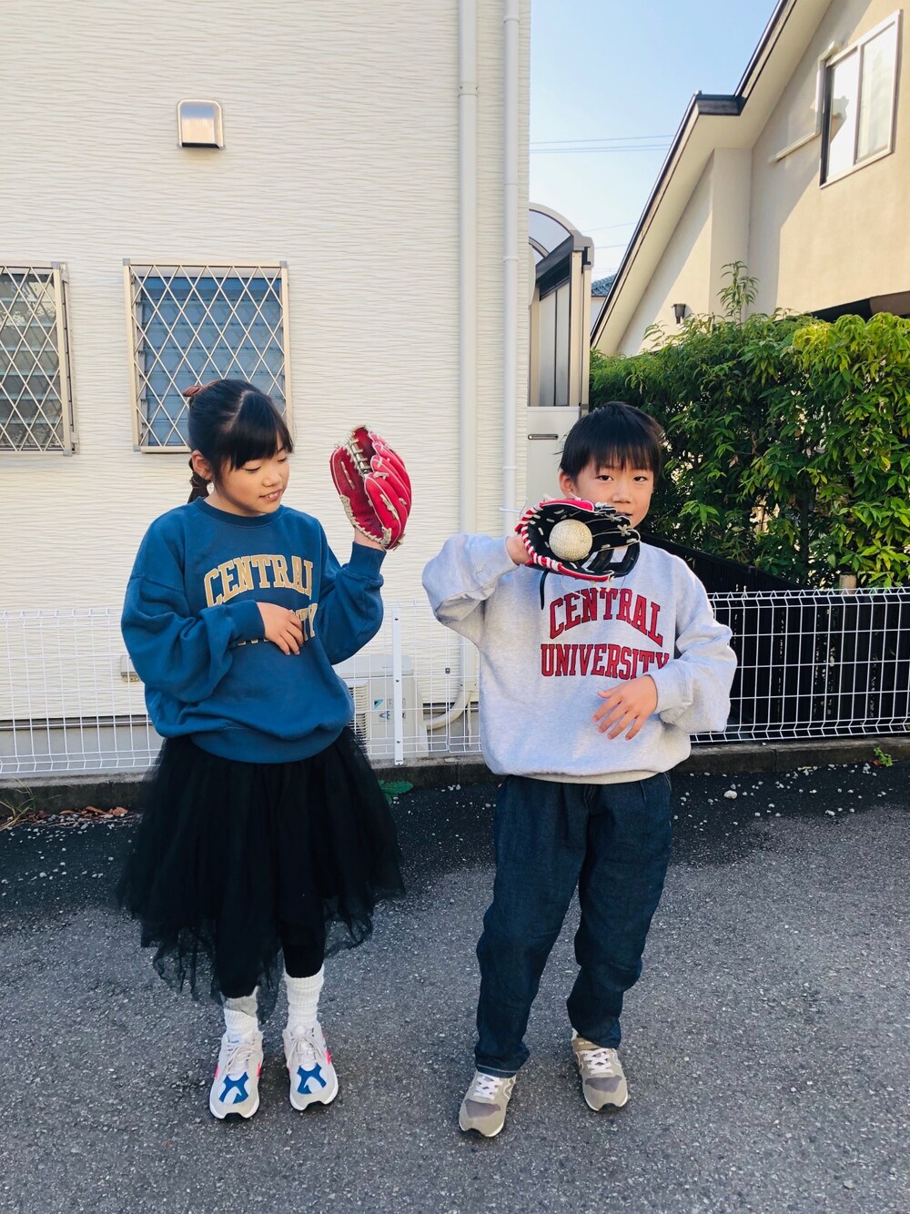 ブルー系のスウェット、ブラック系のスカート、グレー系のスニーカーを着用したキッズの秋コーディネートの1枚目の写真