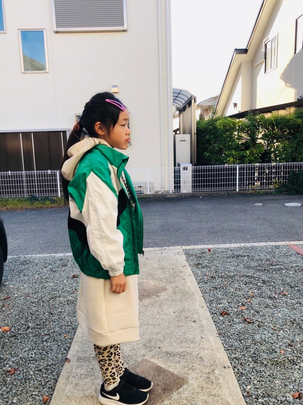 グリーン系のその他アウター、ブラック系のスニーカー、ベージュ系のレギンス/スパッツを着用したキッズの秋コーディネートの1枚目の写真