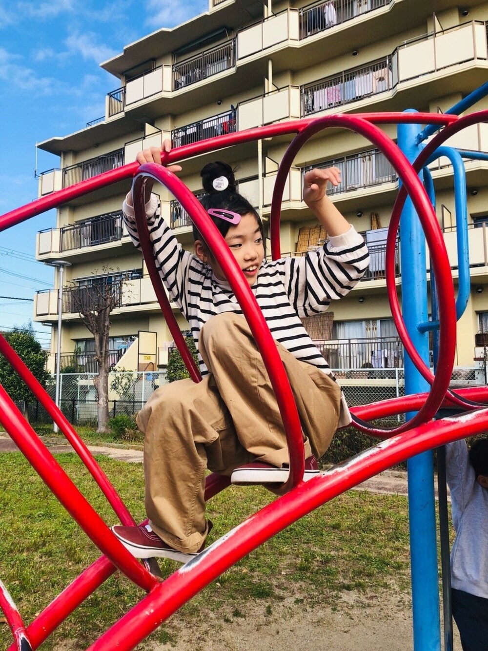 ホワイト系のTシャツ/カットソー、ベージュ系のその他パンツ、レッド系のスニーカーを着用したキッズの秋コーディネートの1枚目の写真