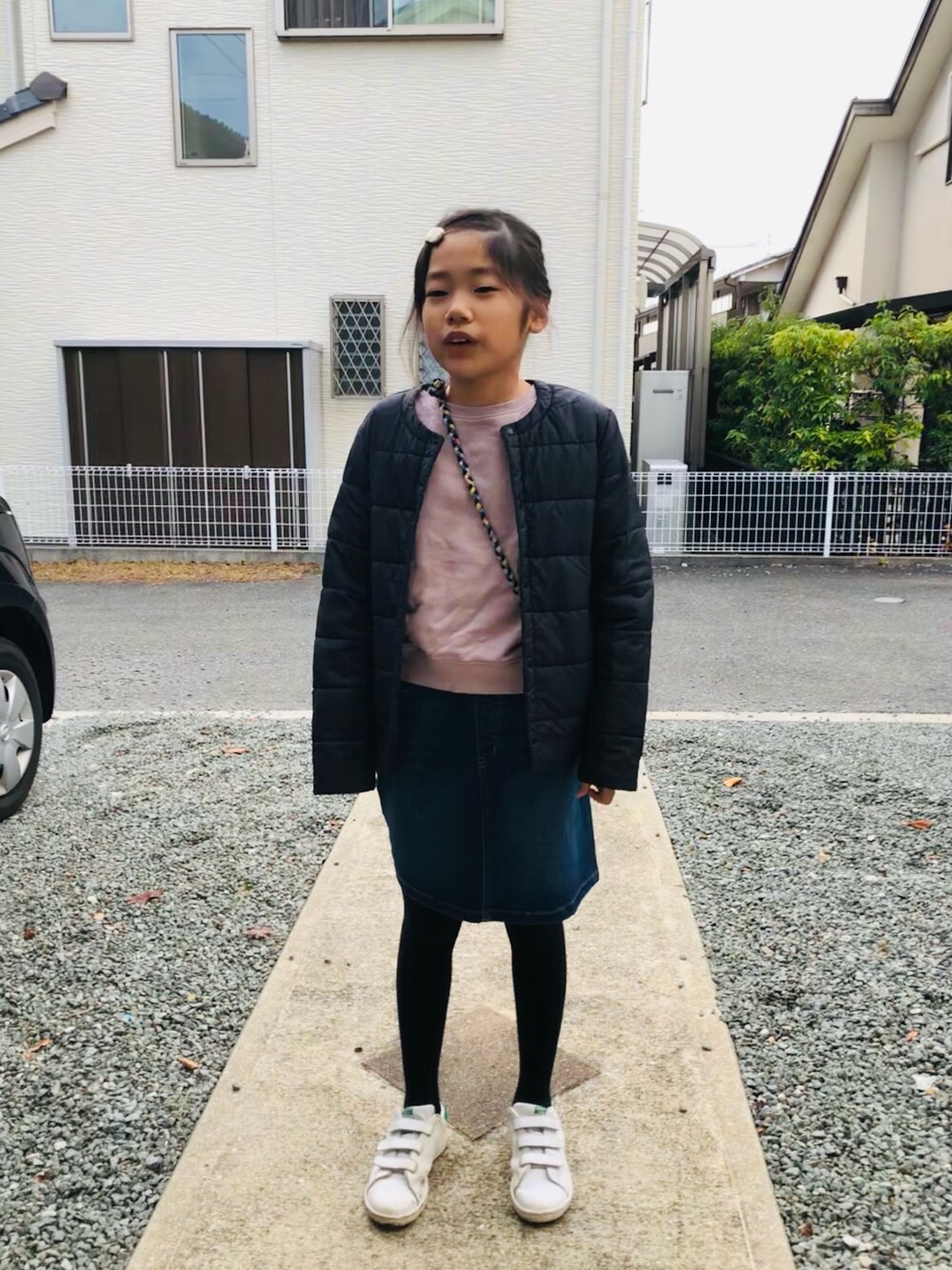 パープル系のスウェット、ホワイト系のスニーカー、その他のその他パンツを着用したキッズの秋コーディネートの1枚目の写真