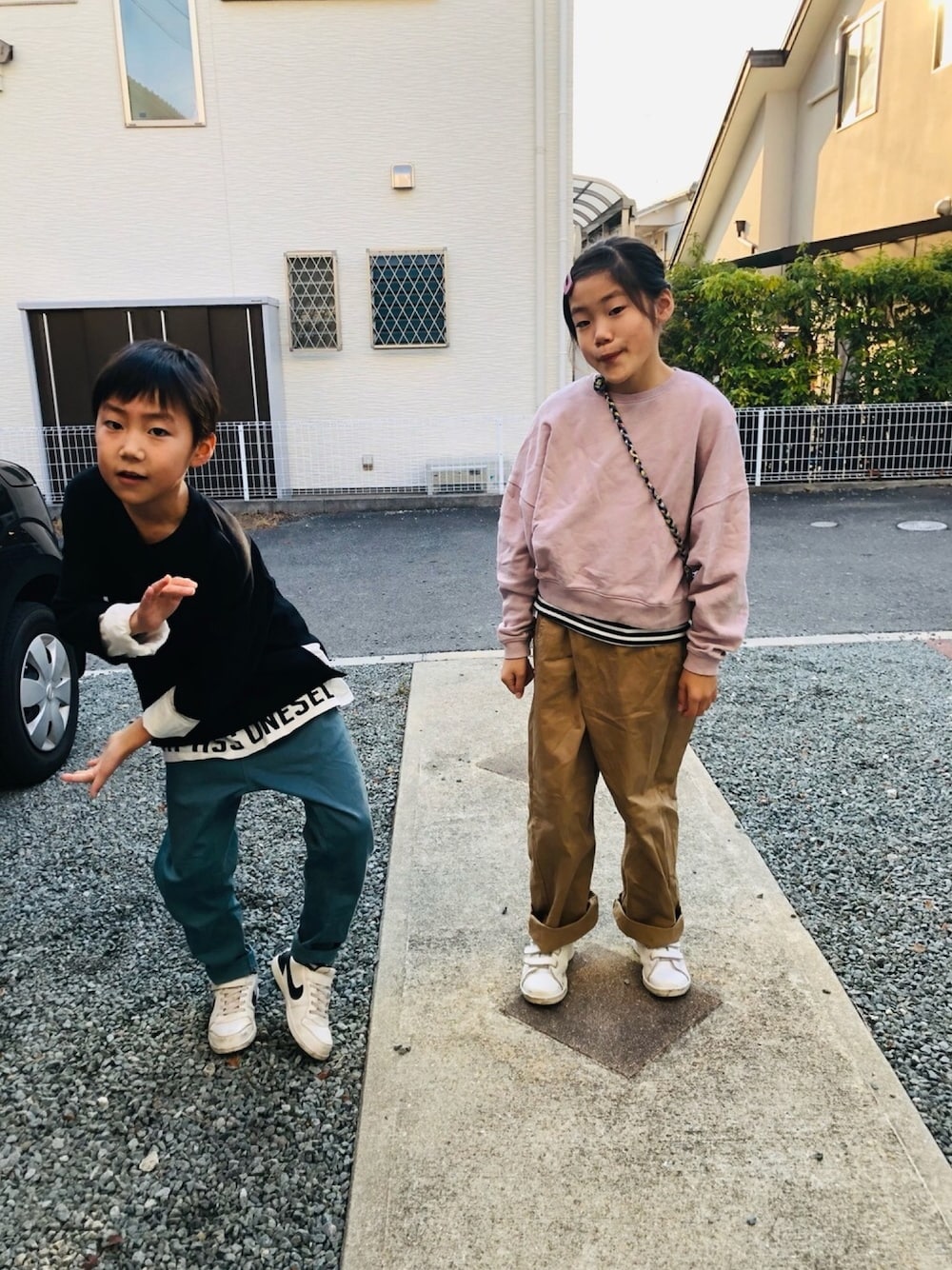 ブラック系のスウェット、グレー系のその他パンツ、ホワイト系のスニーカーを着用したキッズの冬コーディネートの1枚目の写真