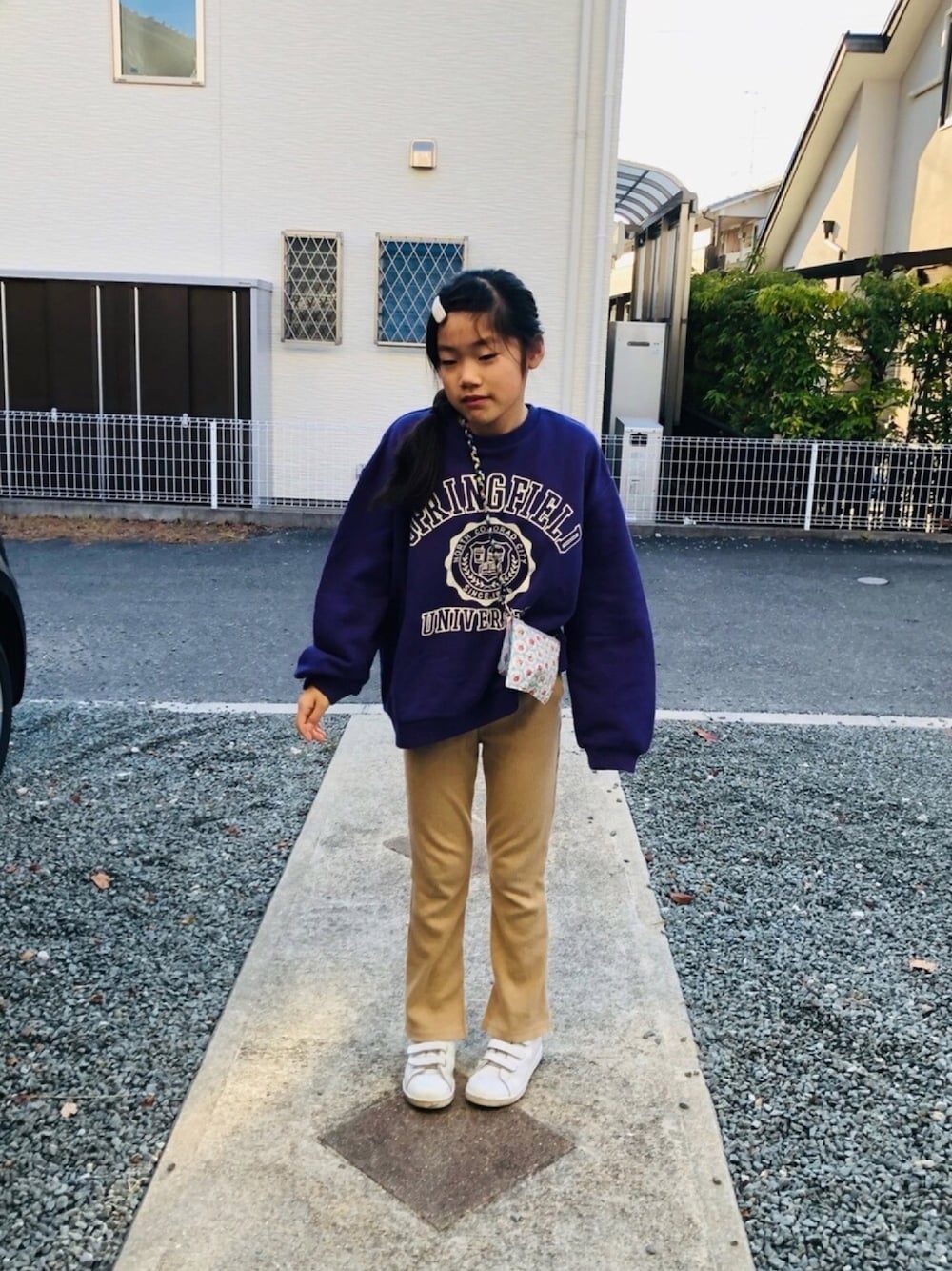 パープル系のスウェット、ベージュ系のその他パンツ、ホワイト系のスニーカーを着用したキッズの冬コーディネートの1枚目の写真