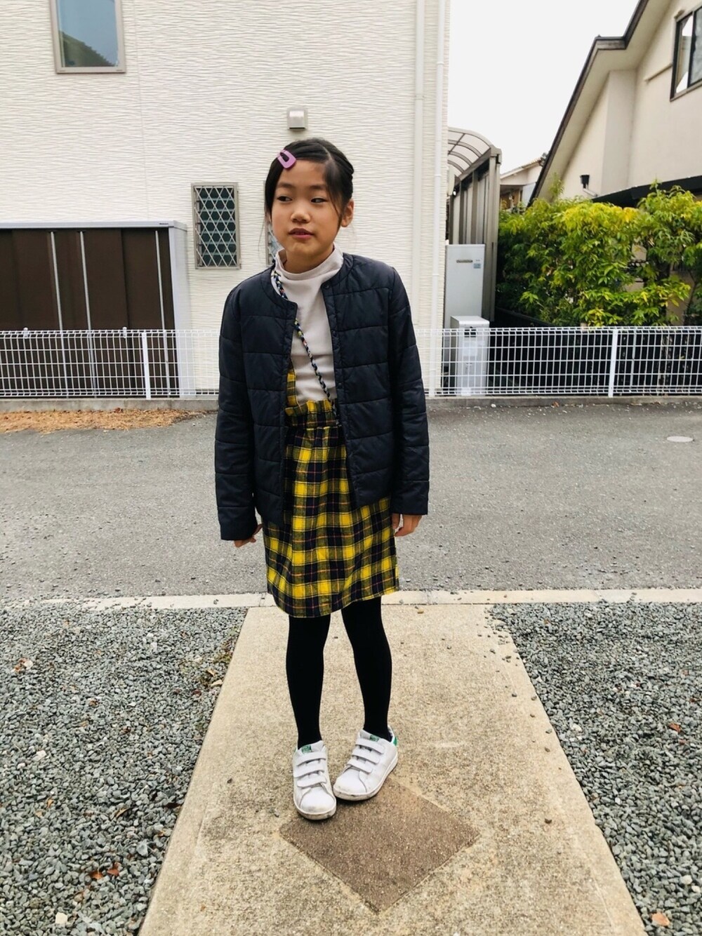 グレー系のTシャツ/カットソー、ホワイト系のスニーカー、ブラック系のタイツ/ストッキングを着用したキッズの冬コーディネートの1枚目の写真