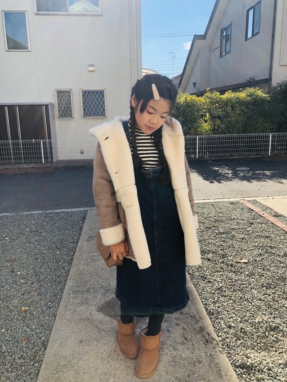 ホワイト系のTシャツ/カットソー、ブルー系のスカート、ベージュ系のブーツを着用したキッズの冬コーディネートの1枚目の写真