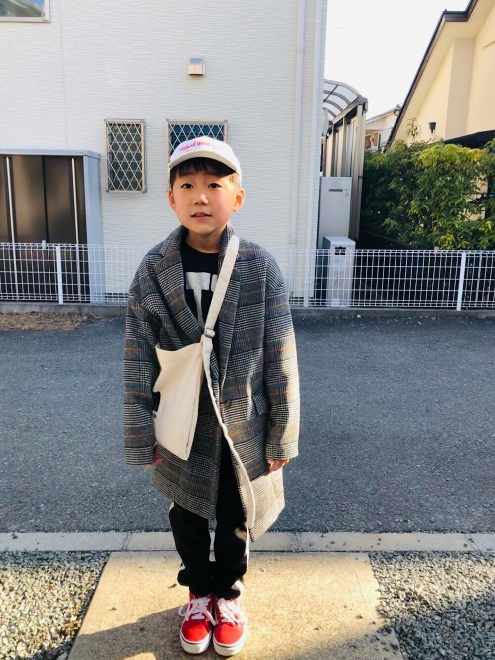 ブラック系のスウェット、その他のその他パンツ、グレー系のチェスターコートを着用したキッズの冬コーディネートの1枚目の写真