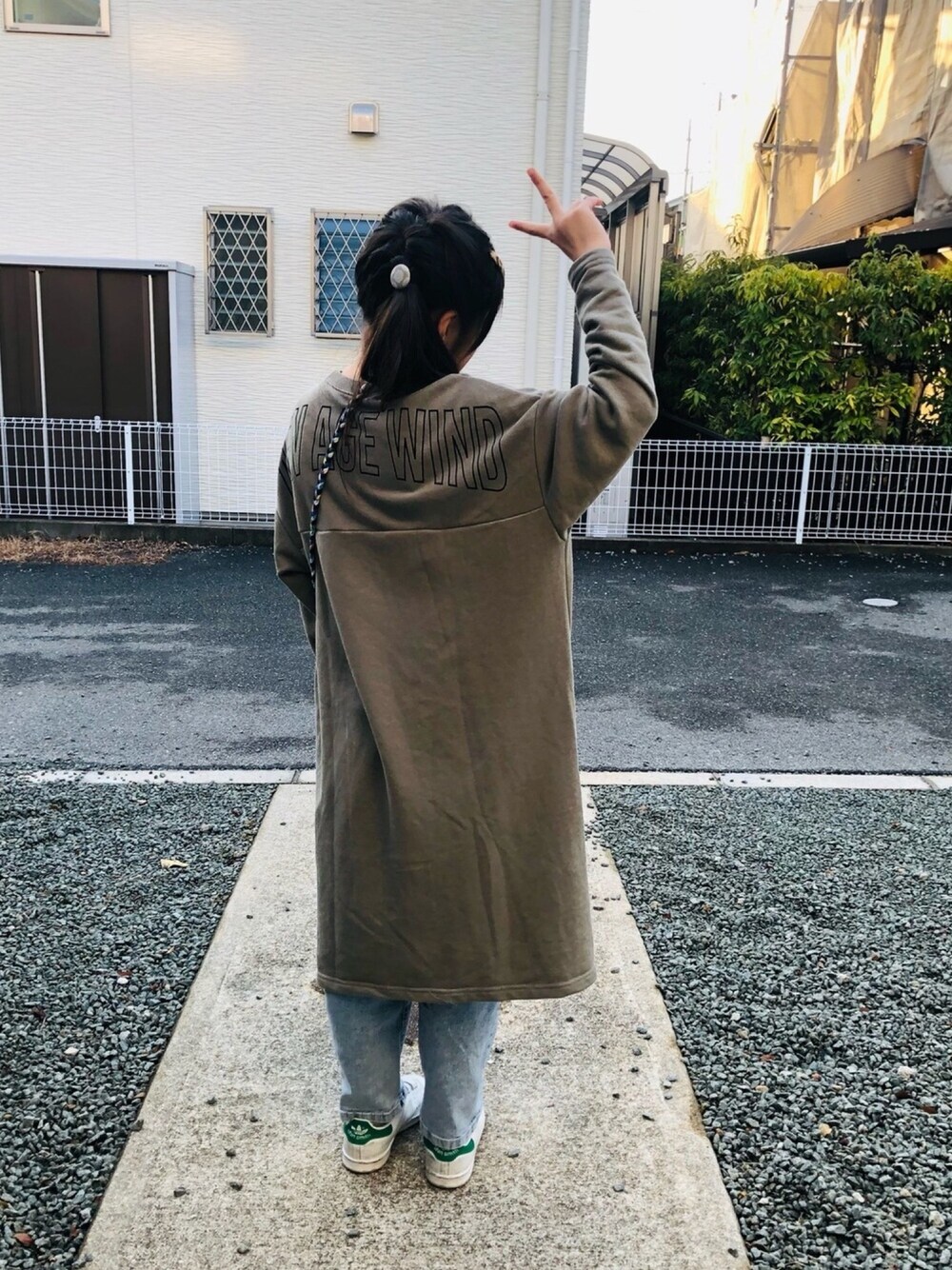 ホワイト系のスニーカー、ベージュ系のスウェット、ホワイト系のTシャツ/カットソーを着用したキッズの冬コーディネートの1枚目の写真