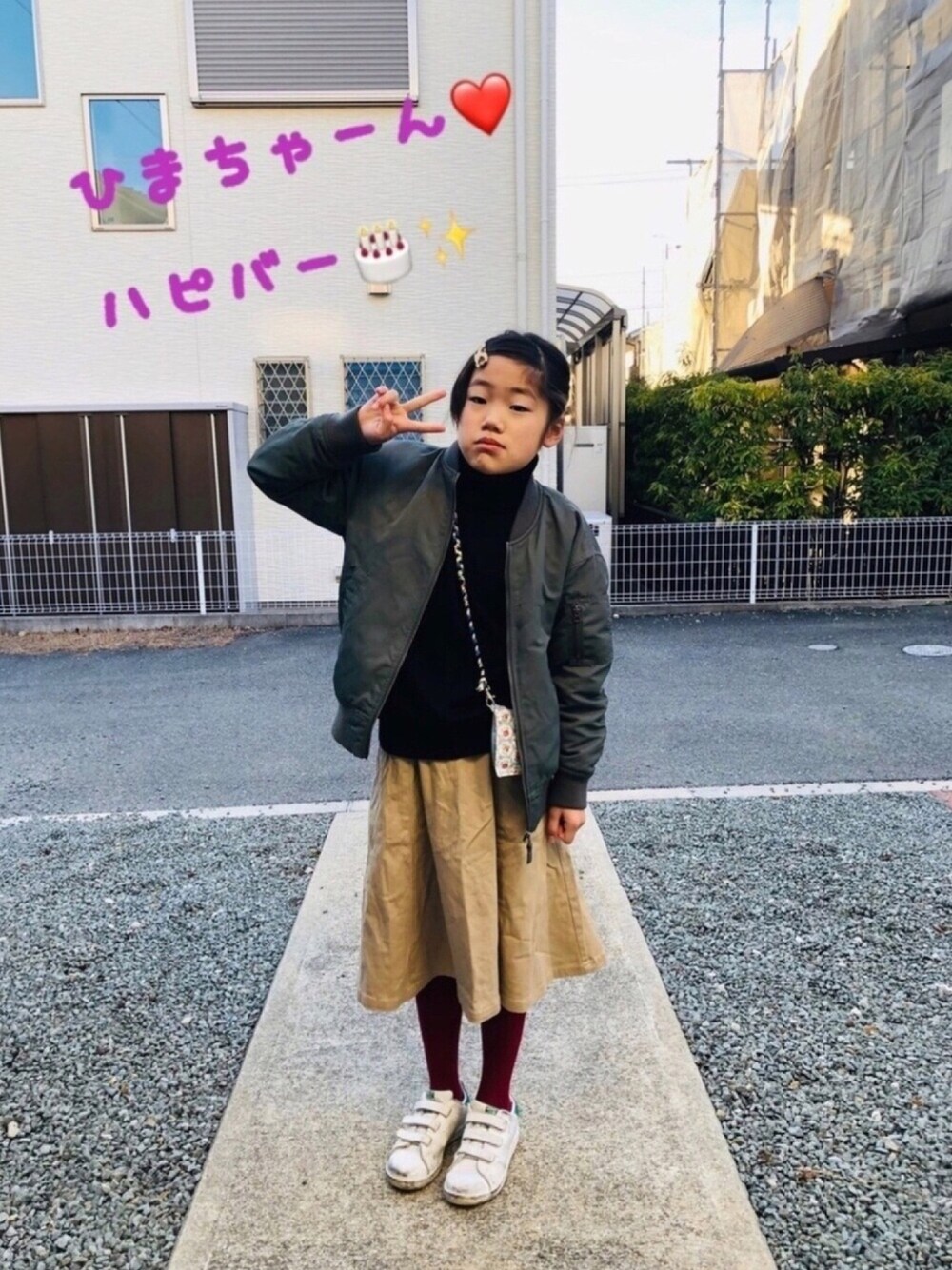 ベージュ系のスカート、レッド系のタイツ/ストッキング、その他のその他を着用したキッズの冬コーディネートの1枚目の写真