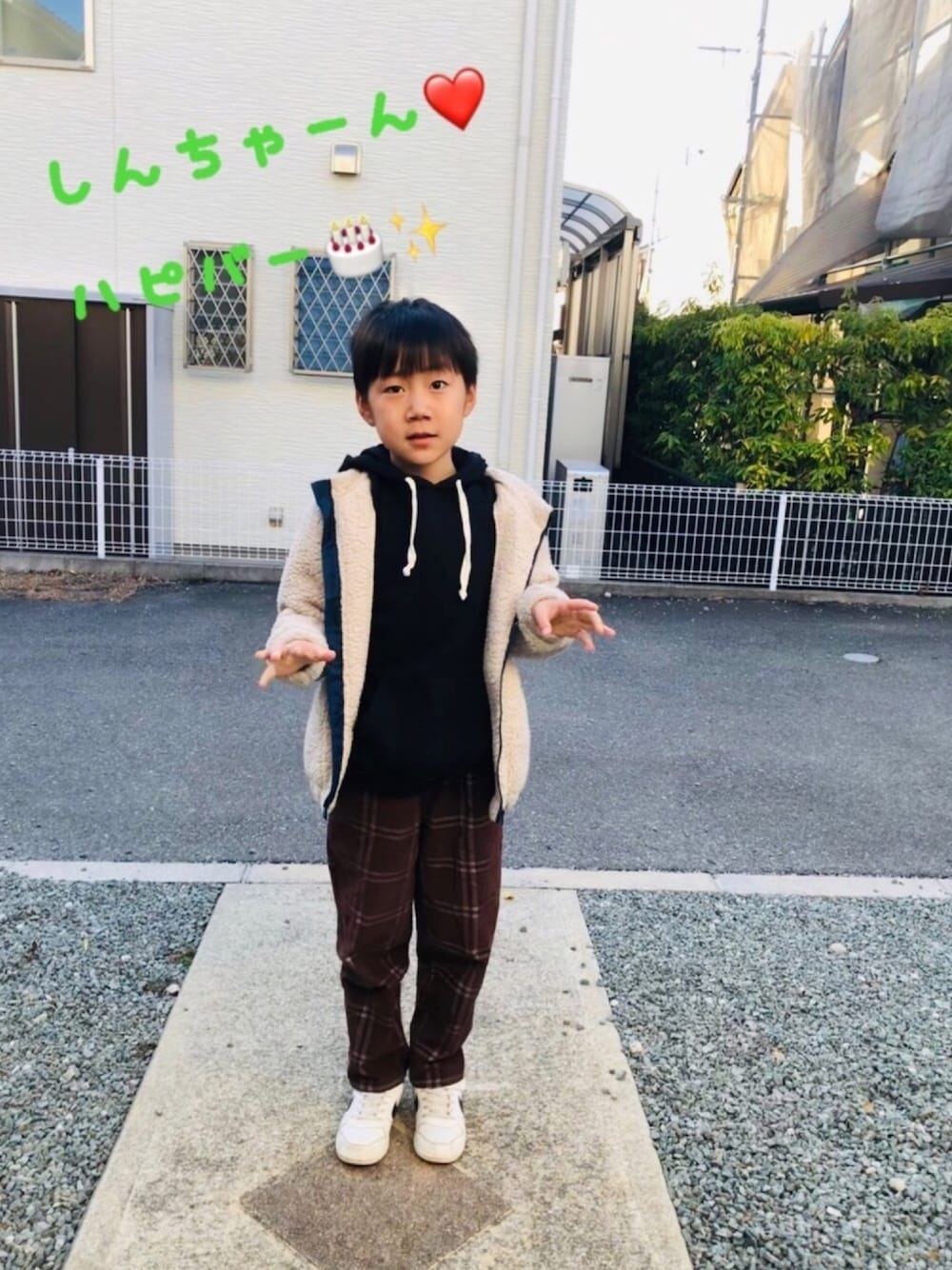 「しんちゃんおめでとう♡、サブレ祭り、お誕生日おめでとう！、むすこーで」｜「CIAOPANIC TYPYの【ママとおそろい】エアコールチェックパンツ（その他パンツ、ブラウン系）」を使った、emi_mitoさん（キッズ・133cm）の冬コーディネートの1枚目の写真