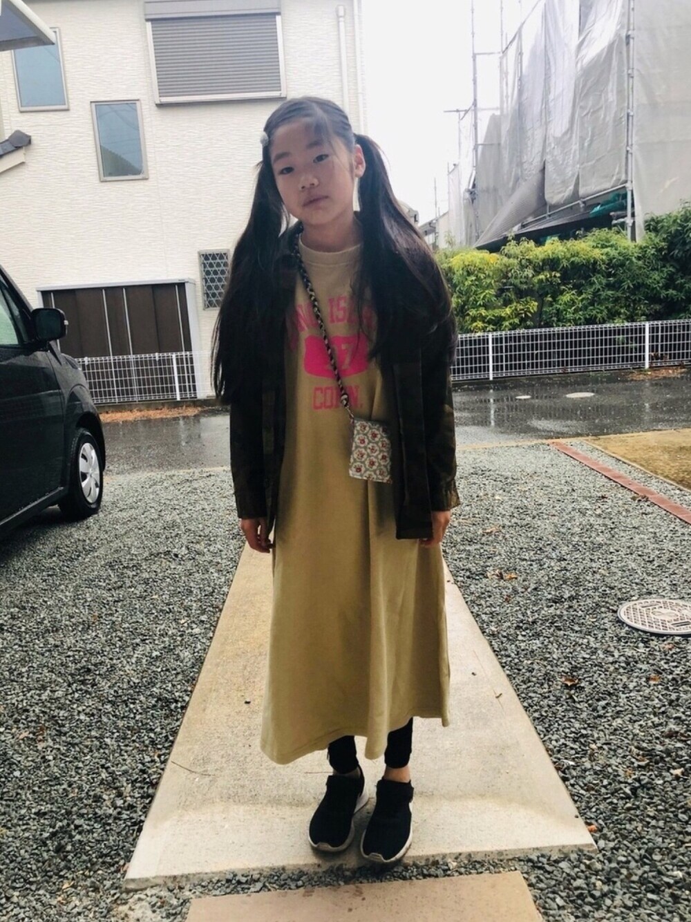 「ロングワンピース、むすめ服、通学すたいる、ラインレギンス」｜「BIG FIELDのカレッジワンピース（80～150cm）（ワンピース、ベージュ系）」を使った、emi_mitoさん（キッズ・137cm）の冬コーディネートの1枚目の写真