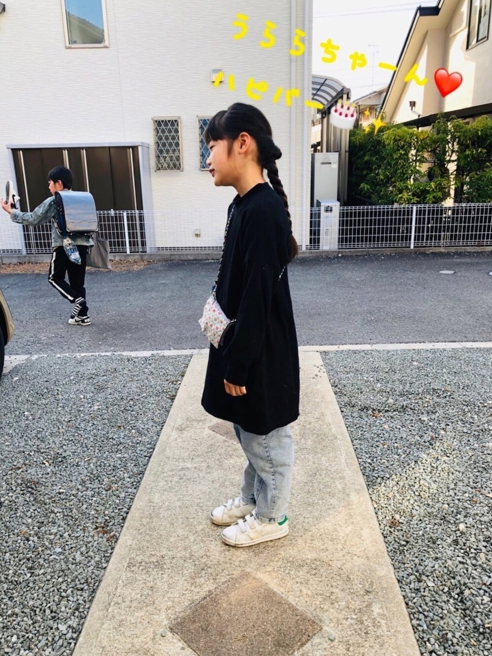 ブラック系のワンピース、ホワイト系のスニーカー、その他のその他を着用したキッズの春コーディネートの1枚目の写真