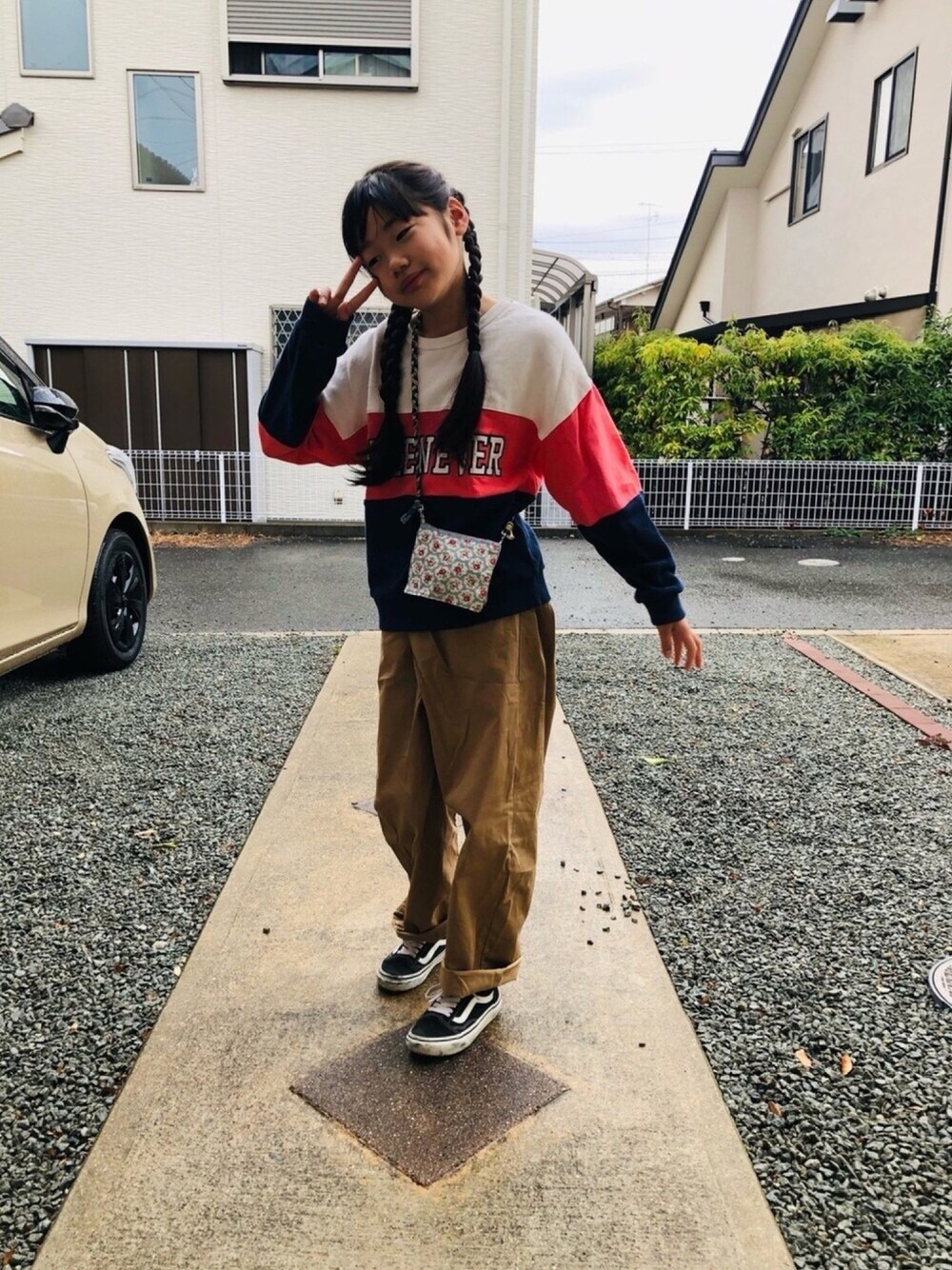 ブルー系のスウェット、ベージュ系のその他パンツ、ブラック系のスニーカーを着用したキッズの春コーディネートの1枚目の写真