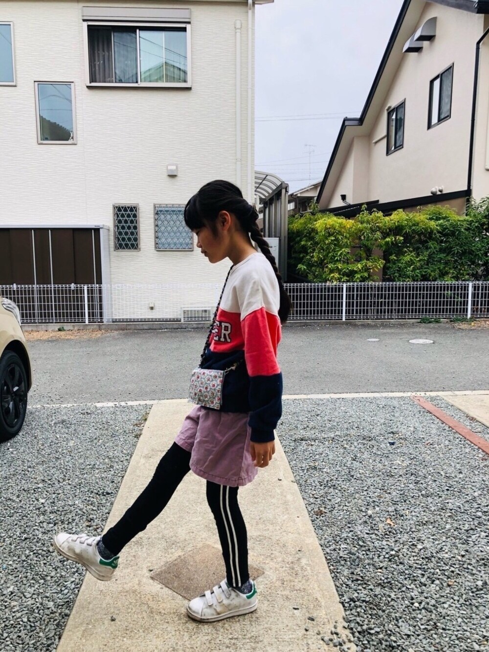 ホワイト系のスニーカー、ブルー系のスウェット、ベージュ系のニット/セーターを着用したキッズの春コーディネートの1枚目の写真