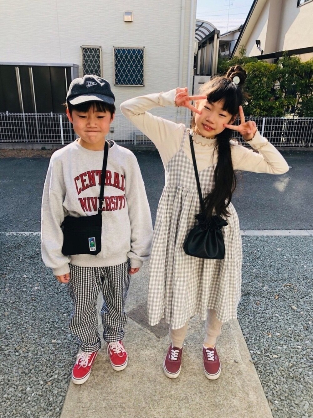 グレー系のスウェット、ホワイト系のTシャツ/カットソー、グレー系のワンピース/ドレスを着用したキッズの春コーディネートの1枚目の写真