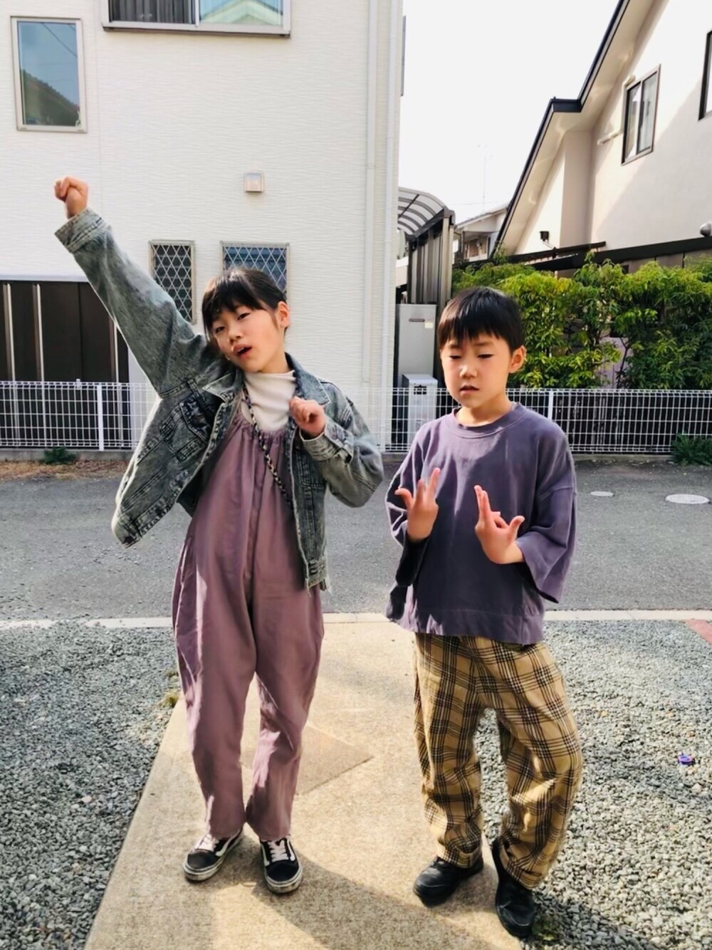 「姉と弟、パステル映える春、ぱーぽー、デニジャケ」｜「BRANSHESのボトルネック長袖Tシャツ（Tシャツ/カットソー、グレー系）」を使った、emi_mitoさん（キッズ・137cm）の春コーディネートの1枚目の写真