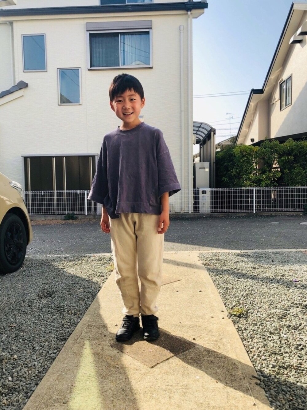 パープル系のTシャツ/カットソー、ホワイト系のその他パンツ、ブラック系のスニーカーを着用したキッズの春コーディネートの1枚目の写真