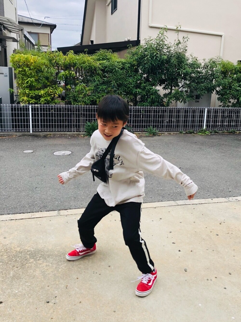 グレー系のTシャツ/カットソー、その他のその他パンツ、ブラック系のボディバッグ/ウエストポーチを着用したキッズの春コーディネートの1枚目の写真