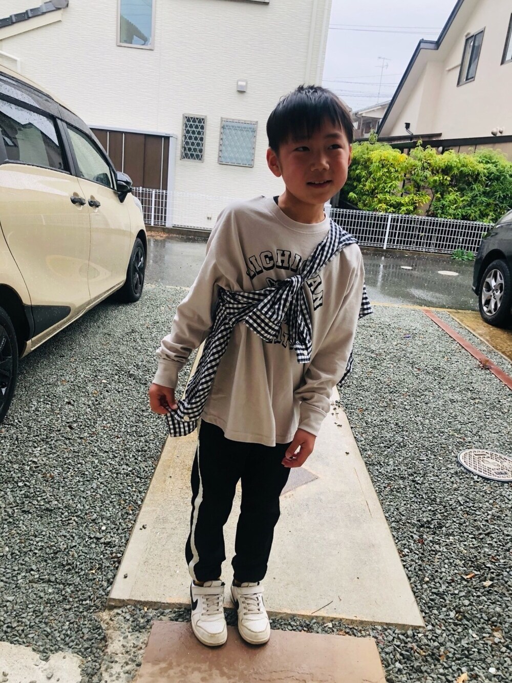 グレー系のTシャツ/カットソー、その他のその他パンツ、ホワイト系のスニーカーを着用したキッズの春コーディネートの1枚目の写真