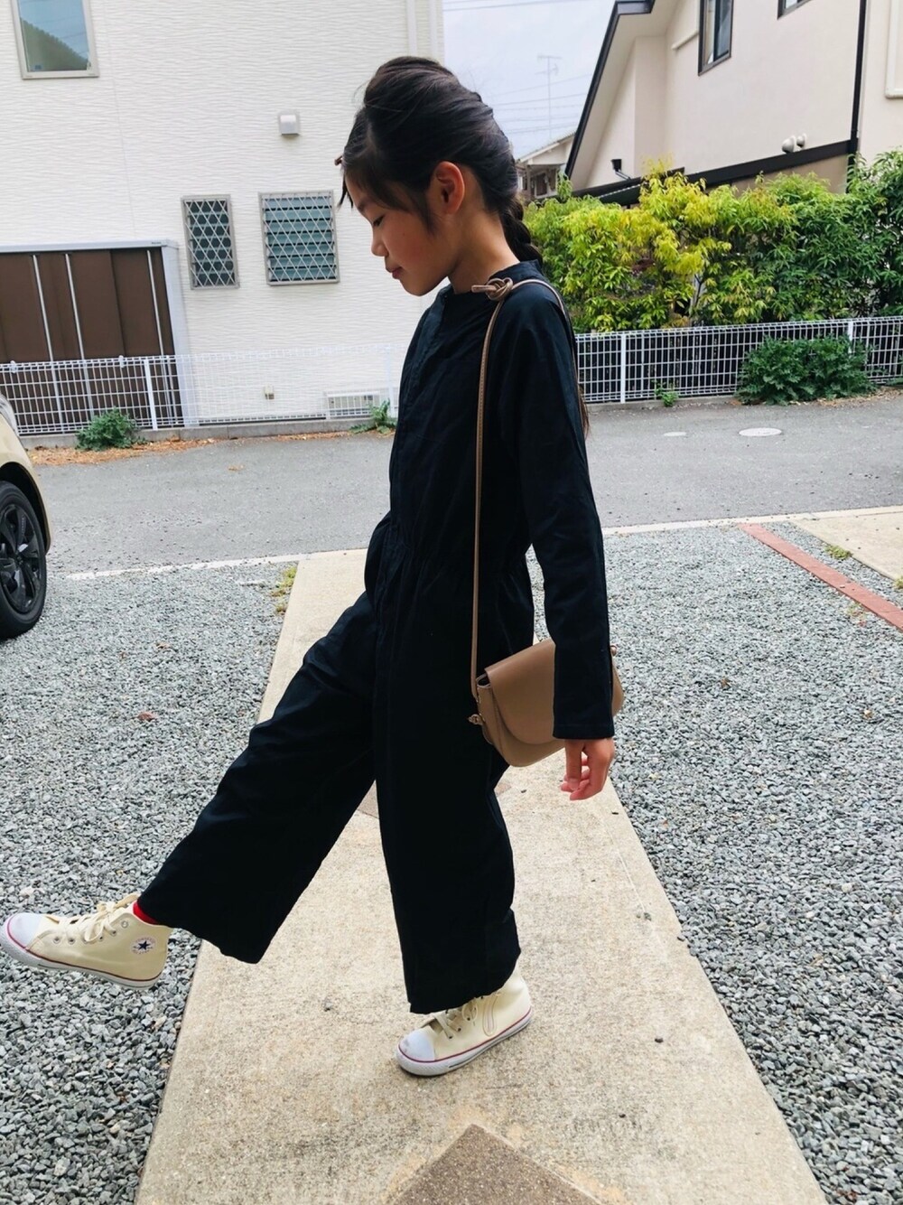 「モード、まっくろ、むすめ服、オールインワン、コンバース」｜「allolun.のオールインワン（つなぎ/オールインワン、ブラック系）」を使った、emi_mitoさん（キッズ・138cm）の春コーディネートの1枚目の写真