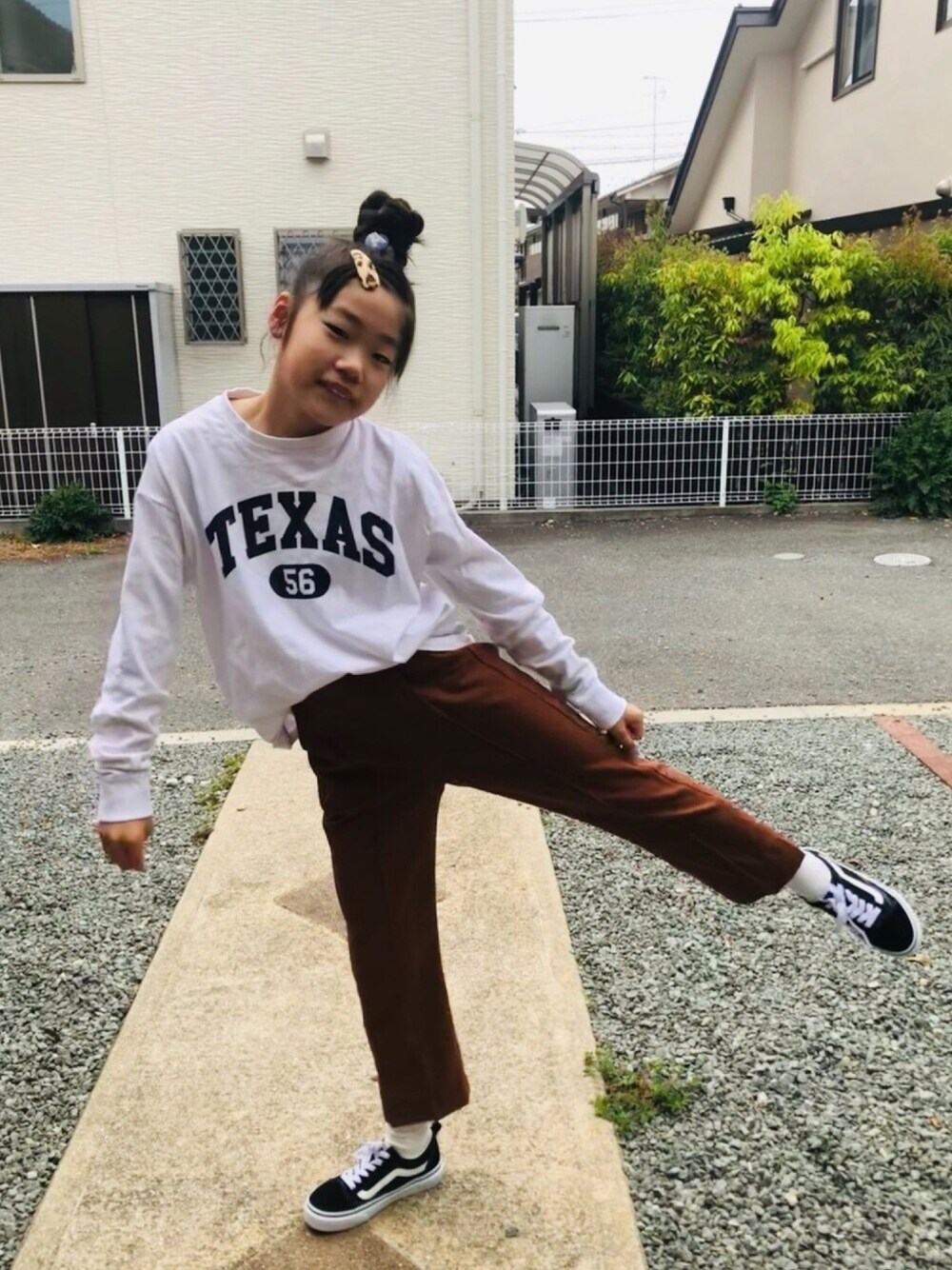 ホワイト系のTシャツ/カットソー、ブラウン系のその他パンツ、ブラック系のスニーカーを着用したキッズの春コーディネートの1枚目の写真