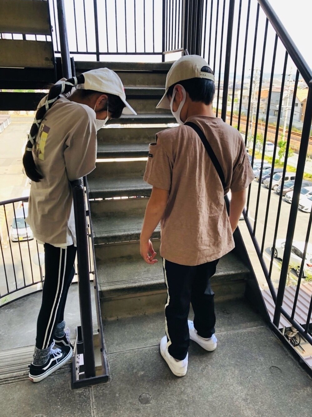 ベージュ系のTシャツ/カットソー、ブラウン系のTシャツ/カットソー、その他のその他パンツを着用したキッズの春コーディネートの1枚目の写真