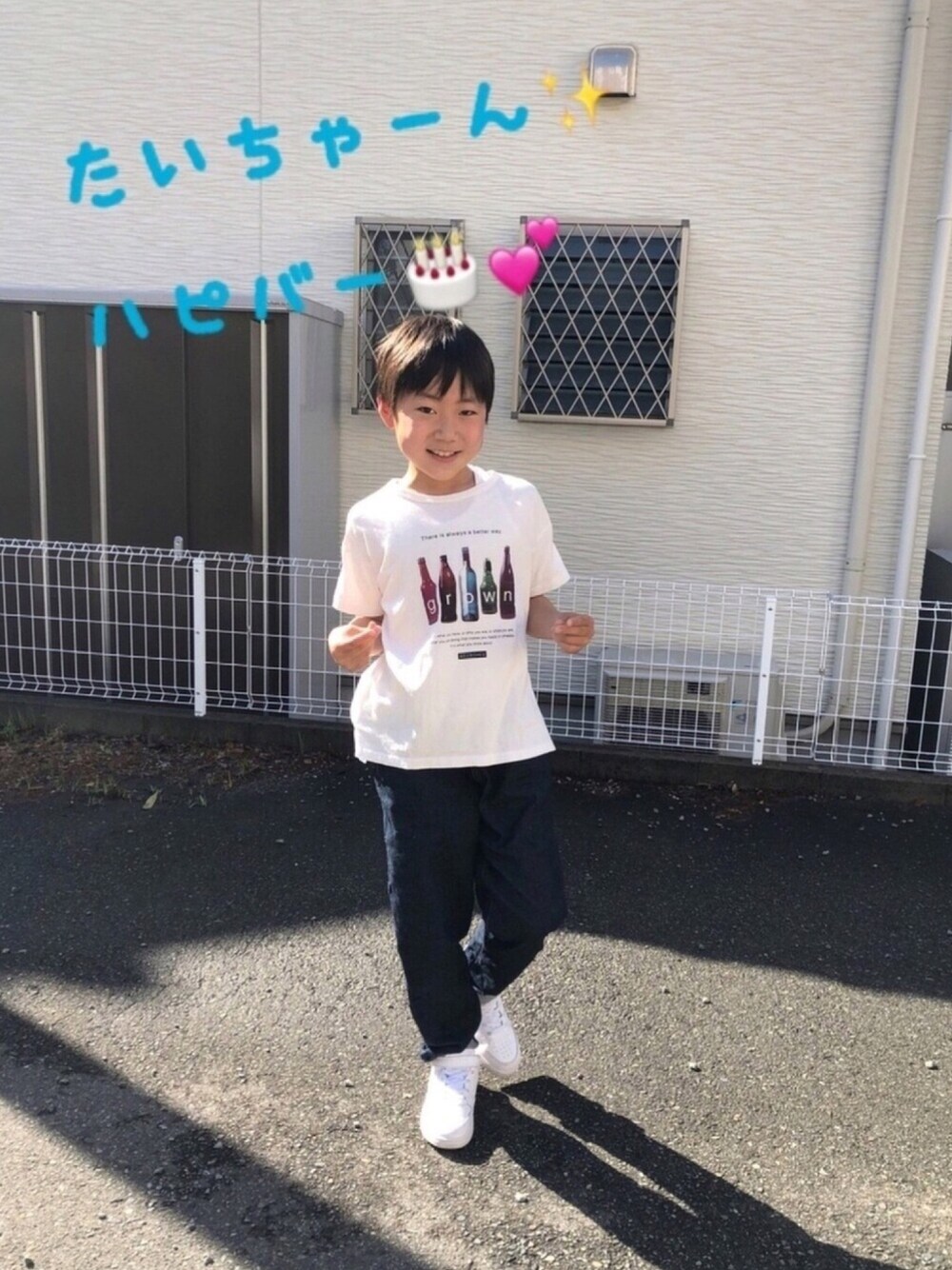 ブルー系のデニムパンツ、その他のTシャツ/カットソー、ホワイト系のスニーカーを着用したキッズの春コーディネートの1枚目の写真