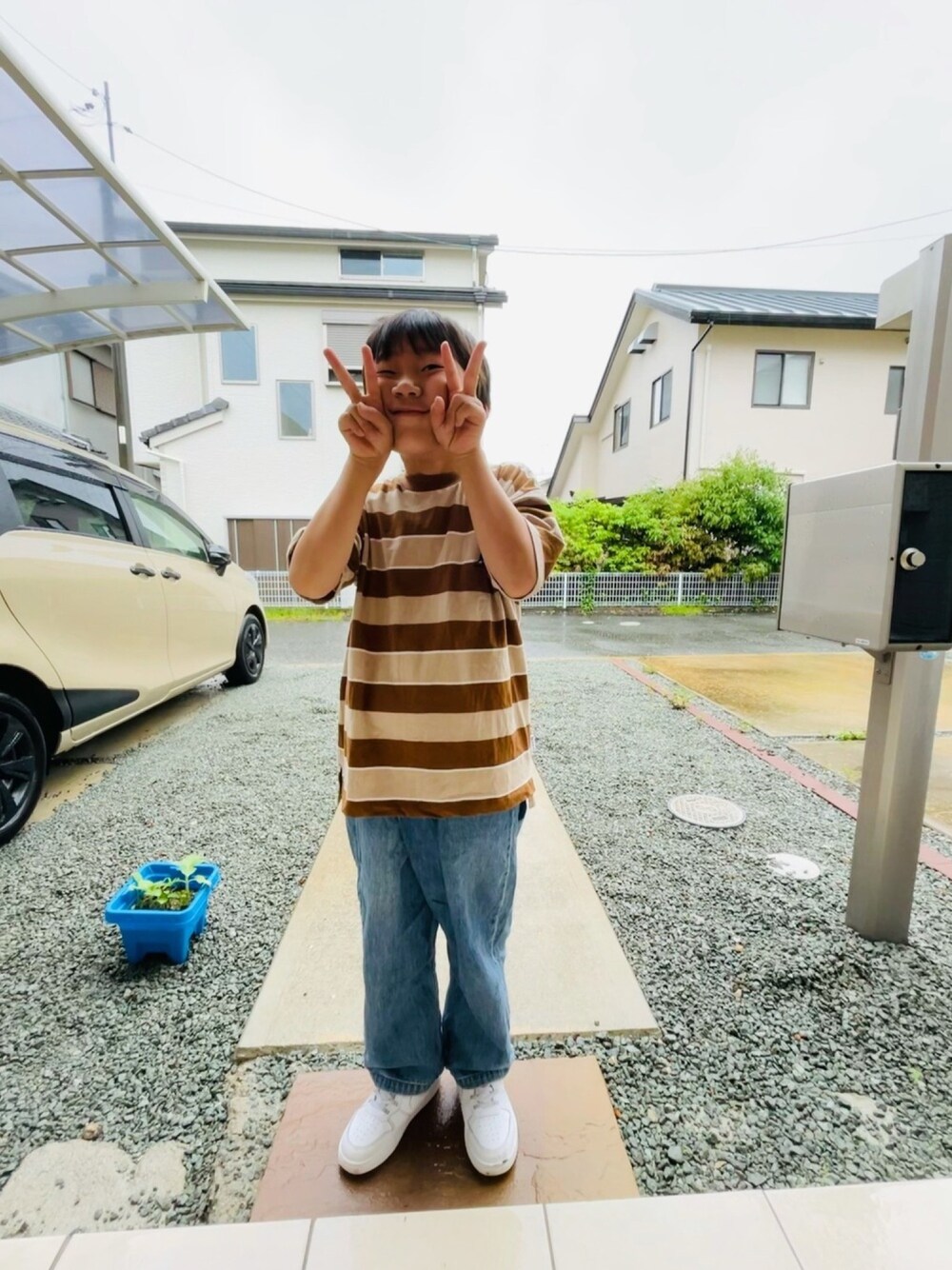 「これが私をアゲる服、むすこーで、おとこのこ」｜「＆yamのカンゴールボーダーT（Tシャツ/カットソー、ブラウン系）」を使った、emi_mitoさん（キッズ・135cm）の春コーディネートの1枚目の写真