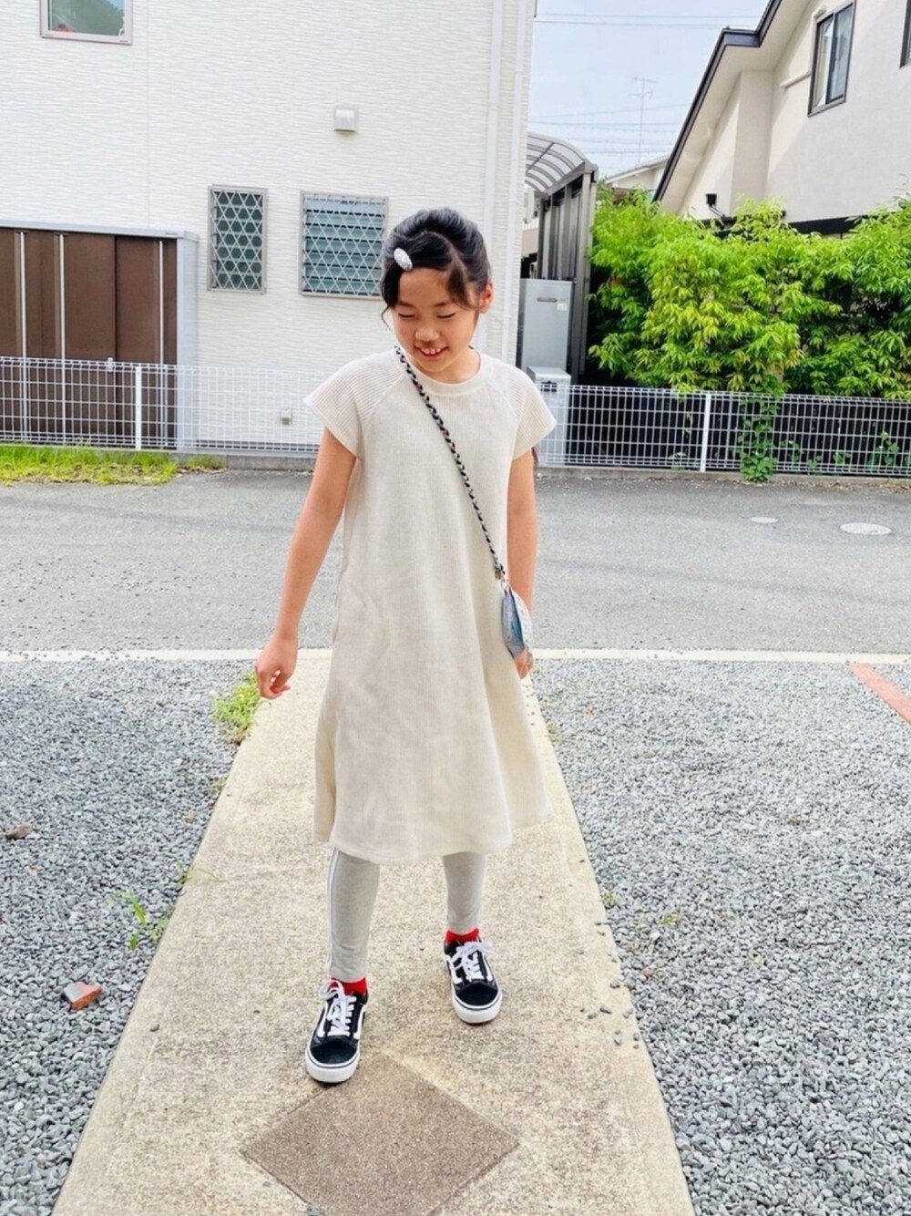 ブラック系のスニーカー、ホワイト系のワンピース、その他のレギンス/スパッツを着用したキッズの夏コーディネートの1枚目の写真