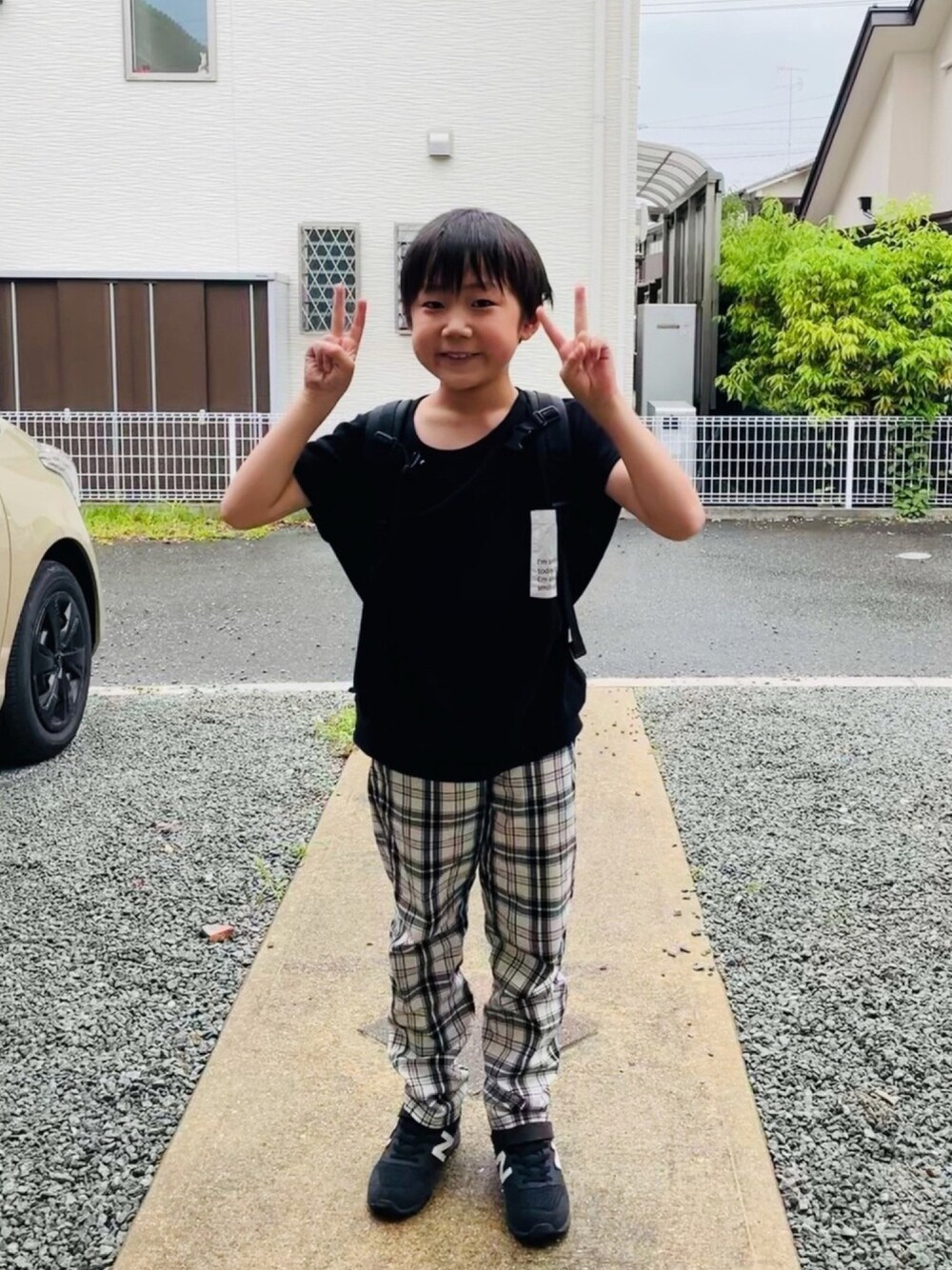 ブラック系のタンクトップ、ホワイト系のその他パンツ、ブラック系のスニーカーを着用したキッズの夏コーディネートの1枚目の写真