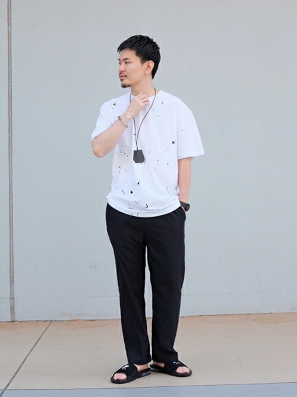 「シンプル、ブラック、ホワイト、夏、Tシャツ、大人カジュアル、サンダル、シンプルコーデ、夏コーデ、417 EDIFICE」｜「417 EDIFICEのHEAR MY NAME ペンキ TEE（Tシャツ/カットソー、ホワイト系）」を使った、SUZU-さん（メンズ・176cm）の春コーディネートの1枚目の写真