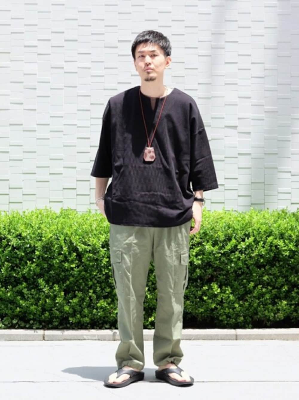 「ビッグシルエット、黒、オーバーサイズ、大人カジュアル、カーゴパンツ、休日スタイル、リラックススタイル、夏コーデ、スポーツサンダル、417 EDIFICE」｜「MANUAL ALPHABETの【MANUAL ALPHABET / マニュアル アルファベット】EX BASQUE KNIT KEYNECK TEE（Tシャツ/カットソー、ブラック系）」を使った、SUZU-さん（メンズ・176cm）の夏コーディネートの1枚目の写真