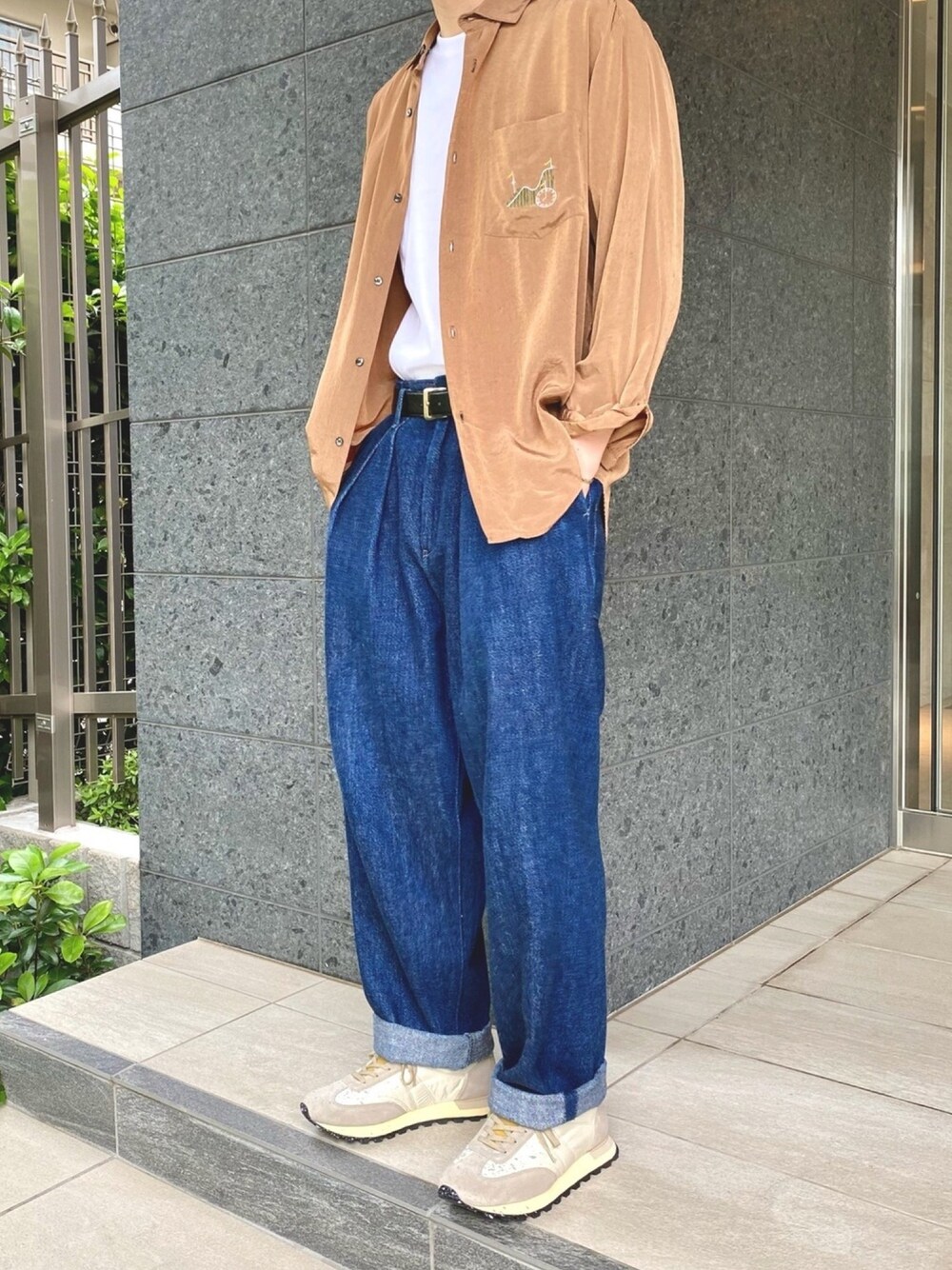 ブラウン系のシャツ/ブラウス、ブルー系のデニムパンツ、ベージュ系のスニーカーを着用したメンズの春コーディネートの1枚目の写真