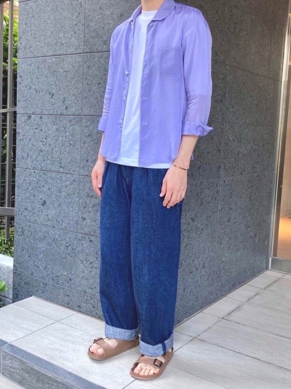 ブルー系のデニムパンツ、ブルー系のシャツ/ブラウス、ブラウン系のサンダルを着用したメンズの夏コーディネートの1枚目の写真