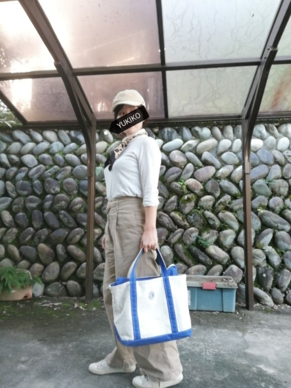 ホワイト系のニット/セーター、ホワイト系のトートバッグ、ホワイト系のスニーカーを着用したレディースの秋コーディネートの1枚目の写真