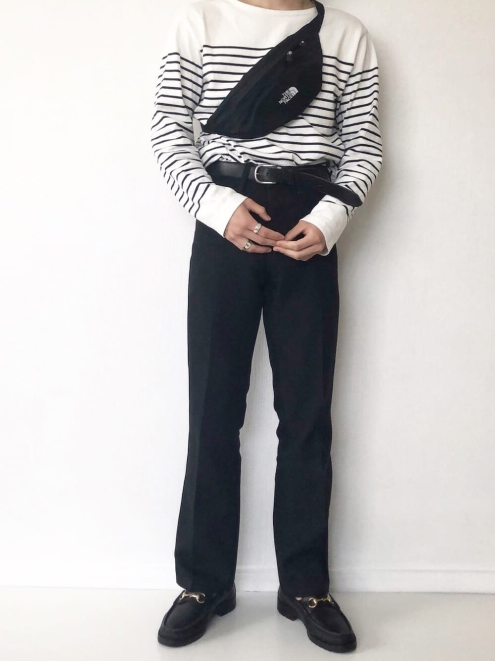 「シンプル、カジュアルコーデ、春夏コーデ、モノトーンコーデ、おしゃれさんと繋がりたい、フレアパンツ、ユニクロ、プチプラ、ブラックコーデ、バスクシャツ」｜「UNIQLOのウォッシュボーダーT（長袖）（Tシャツ/カットソー、ホワイト系）」を使った、ざーとむさん（メンズ・168cm）の春コーディネートの1枚目の写真