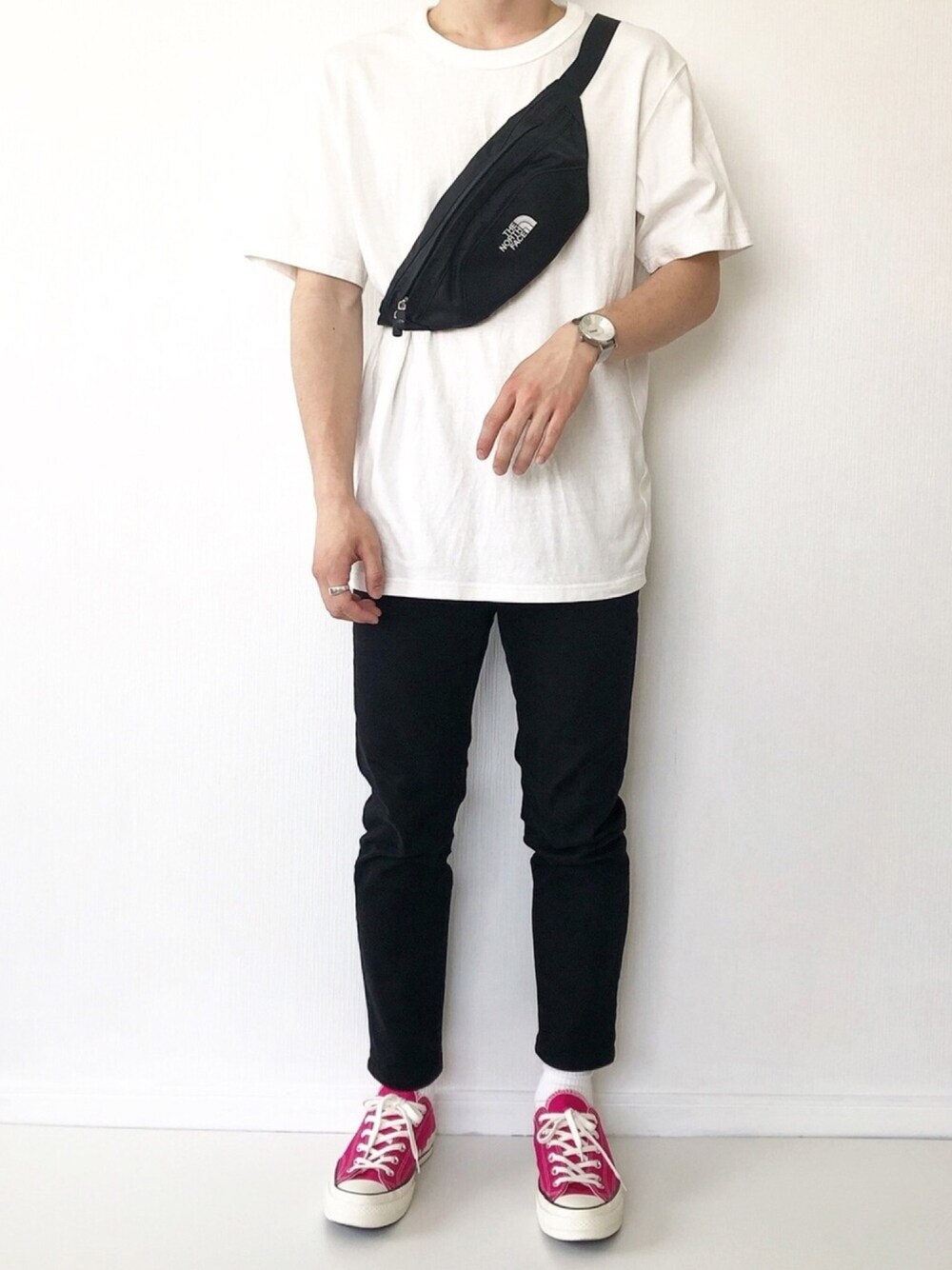 「シンプル、シンプルコーデ、プチプラコーデ、プチプラ、CT70s、UNIQLO、ユニクロ、黒スキニー、白Tシャツ、Klasse14」｜「UNIQLOのクルーネックＴ（半袖）（Tシャツ/カットソー、ホワイト系）」を使った、ざーとむさん（メンズ・168cm）の夏コーディネートの1枚目の写真