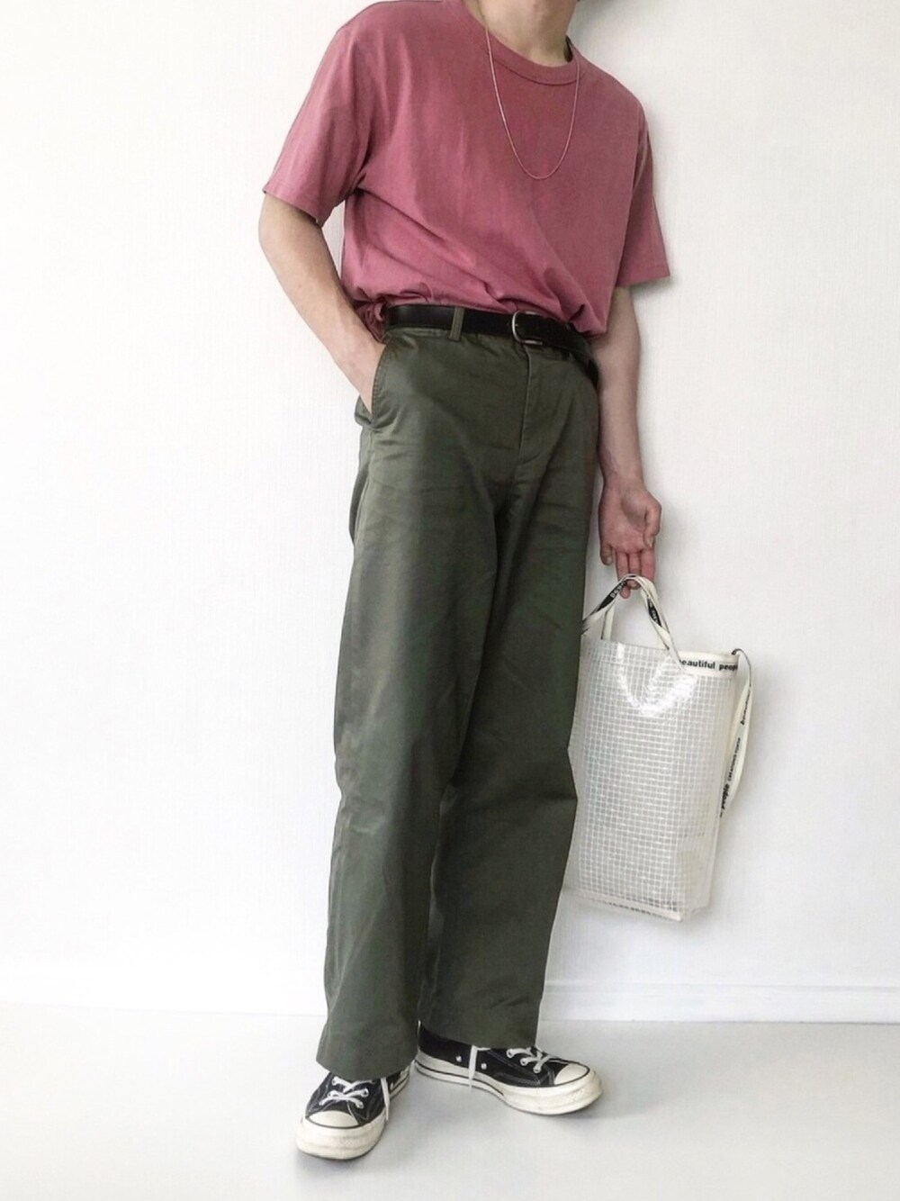 「ラフ、ゆるコーデ、リラックススタイル、ワイドパンツ、コンバース、CT70s、プチプラ、カジュアル、ユニクロ、ビューティフルピープル」｜「UNIQLOのクルーネックＴ（半袖）（Tシャツ/カットソー、ピンク系）」を使った、ざーとむさん（メンズ・168cm）の夏コーディネートの1枚目の写真