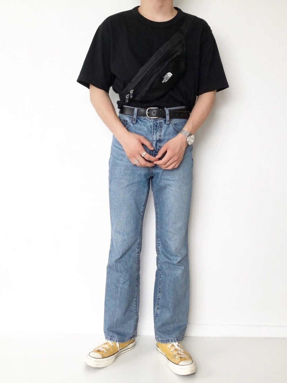 「シンプル、カジュアル、夏コーデ、プチプラ、UNIQLO、GU、コンバース、CT70s、フレアパンツ、デニム」｜「UNIQLOのクルーネックＴ（半袖）（Tシャツ/カットソー、ブラック系）」を使った、ざーとむさん（メンズ・168cm）の夏コーディネートの1枚目の写真