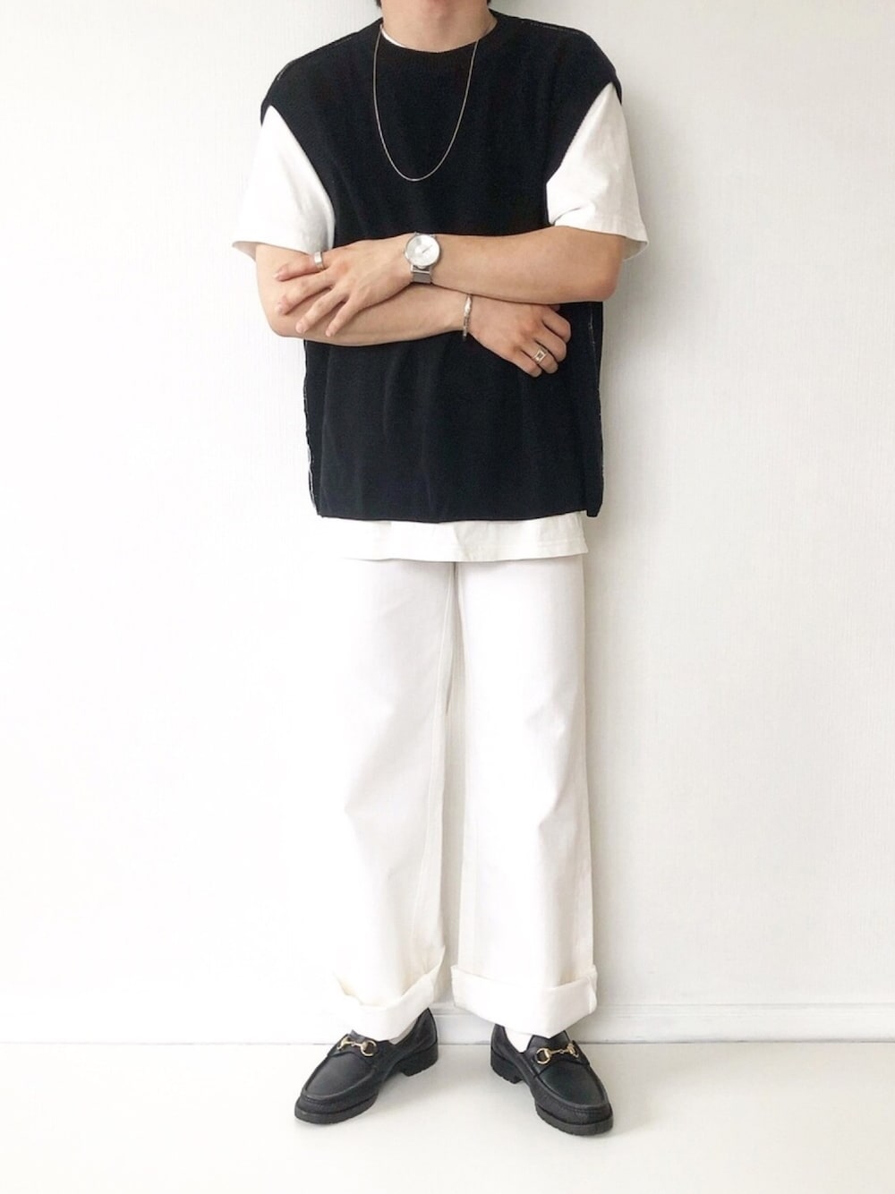 「夏、ラフ、シンプル、モノトーン、ベスト、レイヤードスタイル、オトナカジュアル、大人カジュアル、UNIQLO、フレアパンツ」｜「KSUBIのアイテム（デニムパンツ、ホワイト系）」を使った、ざーとむさん（メンズ・168cm）の夏コーディネートの1枚目の写真