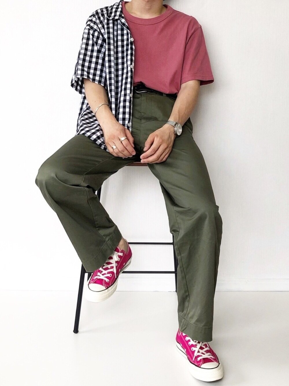 「カジュアルコーデ、Tシャツ、ピンク、ユニクロ、UNIQLO、プチプラ、シンプルコーデ、コンバース、ワイドパンツ、カジュアル」｜「無印良品のアイテム（シャツ/ブラウス、ブラック系）」を使った、ざーとむさん（メンズ・168cm）の夏コーディネートの1枚目の写真