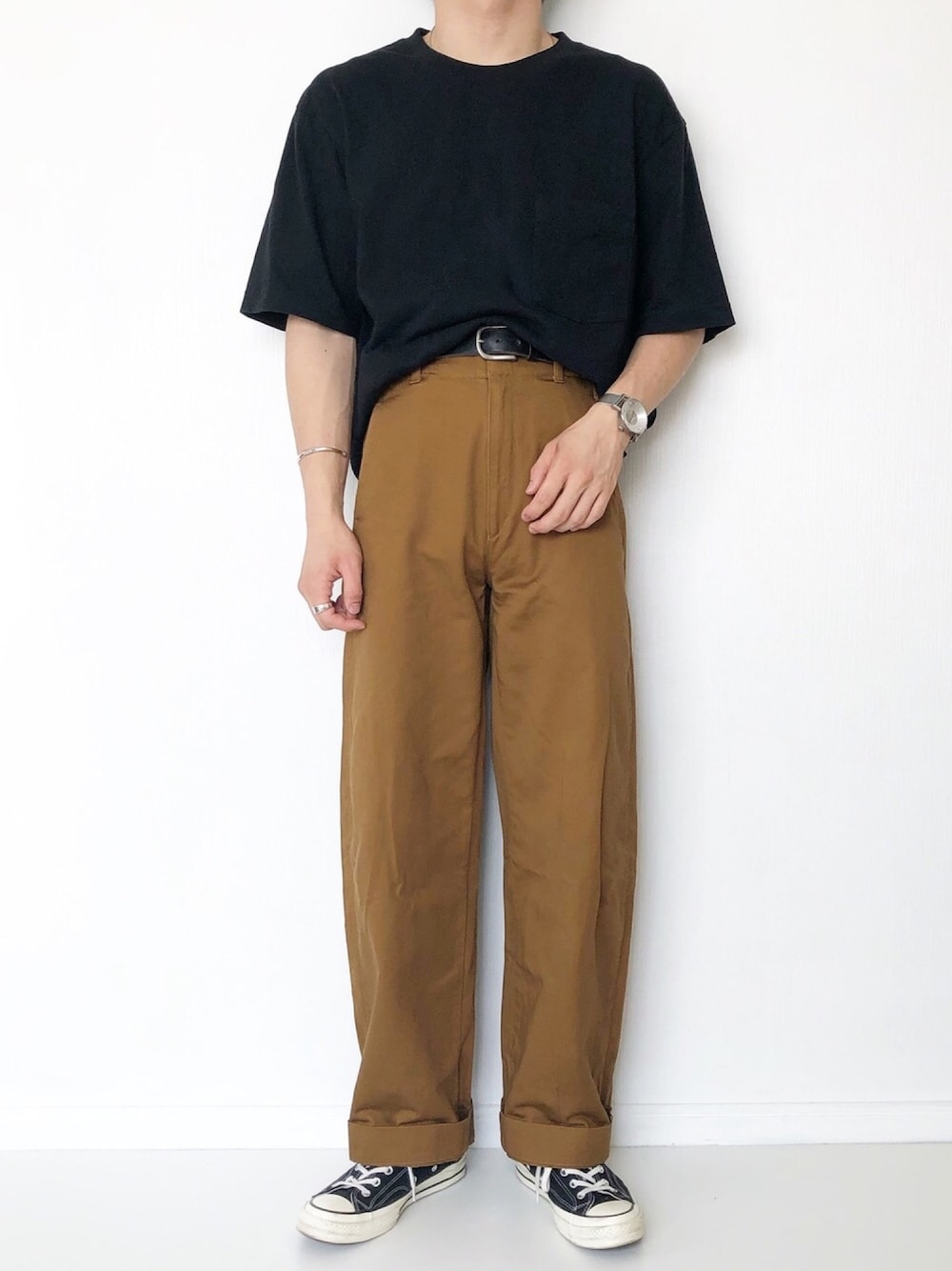 「夏、UNIQLO、ユニクロ、ワイドフィットカーブパンツ、黒Tシャツ、カジュアル、オトナカジュアル、シンプル、シンプルコーデ、コンバース」｜「UNIQLOのオーバーサイズクルーネックT（半袖）（Tシャツ/カットソー、ブラック系）」を使った、ざーとむさん（メンズ・168cm）の夏コーディネートの1枚目の写真