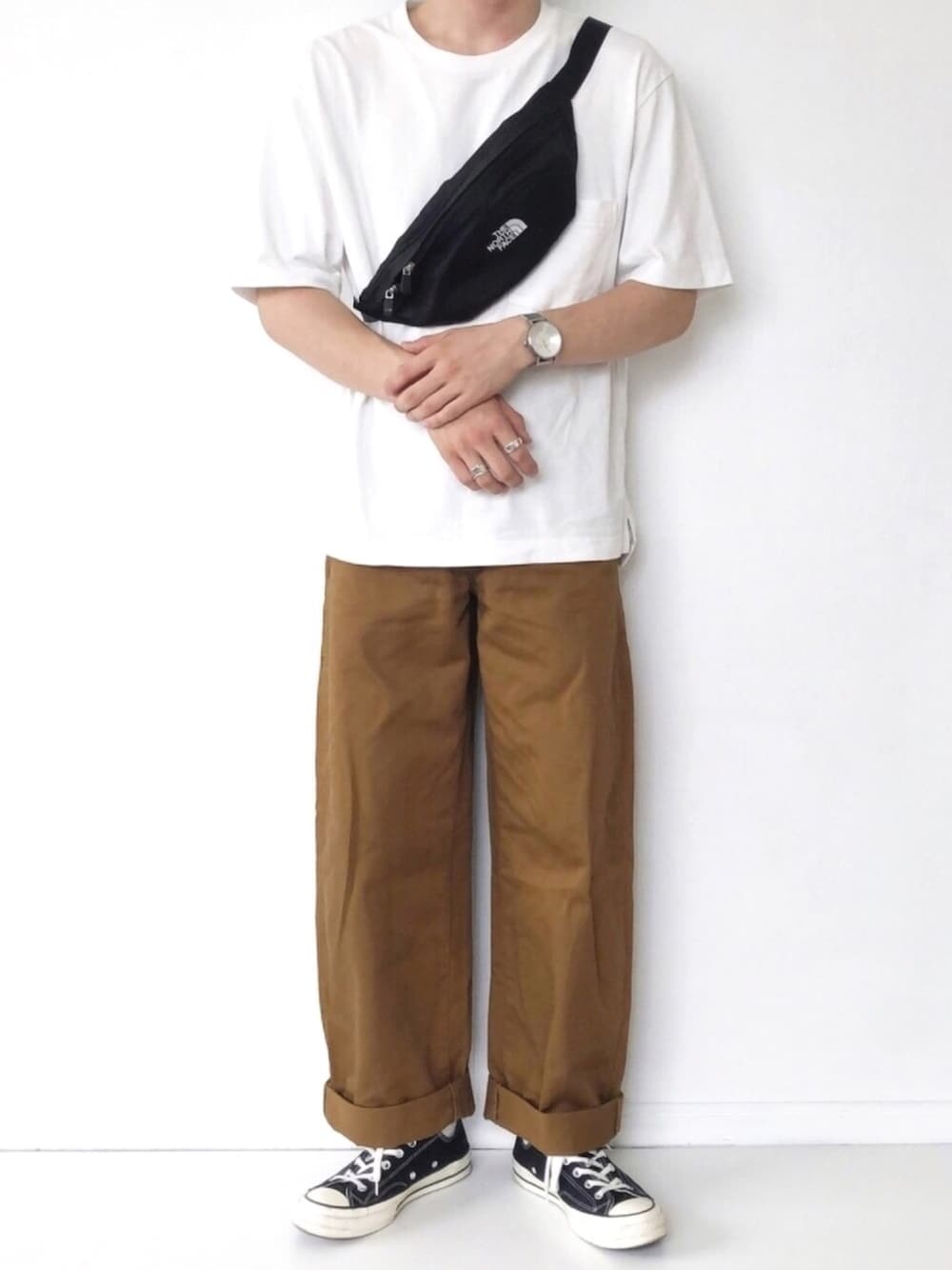 「夏、シンプルコーデ、シンプル、ユニクロ、UNIQLO、プチプラ、ワイドフィットカーブパンツ、白Tシャツ、コンバース、CT70s」｜「UNIQLOのオーバーサイズクルーネックT（半袖）（Tシャツ/カットソー、ホワイト系）」を使った、ざーとむさん（メンズ・168cm）の夏コーディネートの1枚目の写真