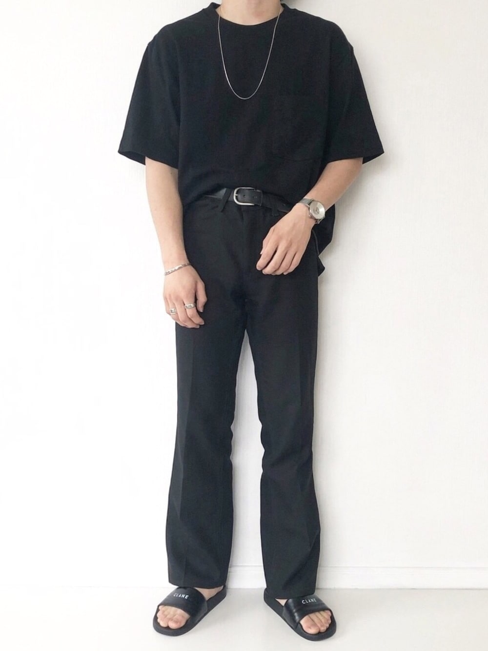 「シンプル、ブラック、黒、オールブラック、フレアパンツ、サンダル、プチプラ、UNIQLO、シルバーアクセサリー、雨の日コーデ」｜「UNIQLOのオーバーサイズクルーネックT（半袖）（Tシャツ/カットソー、ブラック系）」を使った、ざーとむさん（メンズ・168cm）の夏コーディネートの1枚目の写真
