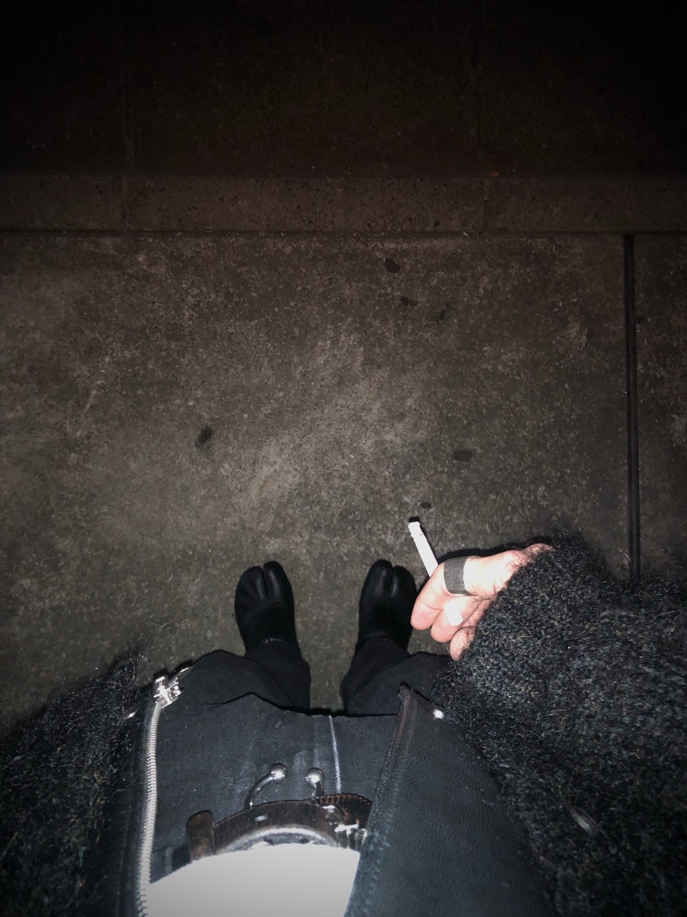「カジュアル、JOHN LAWRENCE SULLIVAN、ootd、グランジ、Maison Margiela」｜「Maison MargielaのMaison Margiela - Tabi Split Toe Leather Ankle Boots - Womens - Black（ブーツ、ブラック系）」を使った、naoさん（メンズ・172cm）の冬コーディネートの1枚目の写真