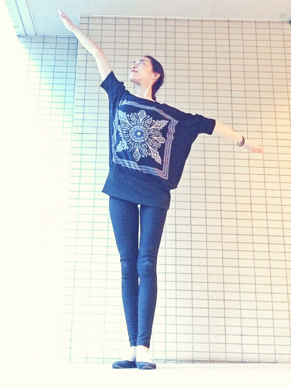 「パンプス、black、ブラック、H&M、黒、レギンス、ootd、outfit、おしゃれさんと繋がりたい、♥&⊕ありがとう」｜「👕（Tシャツ/カットソー、ブラック系）」を使った、ℳ ҽ ๓ ï .さん（レディース・169cm）の春コーディネートの1枚目の写真