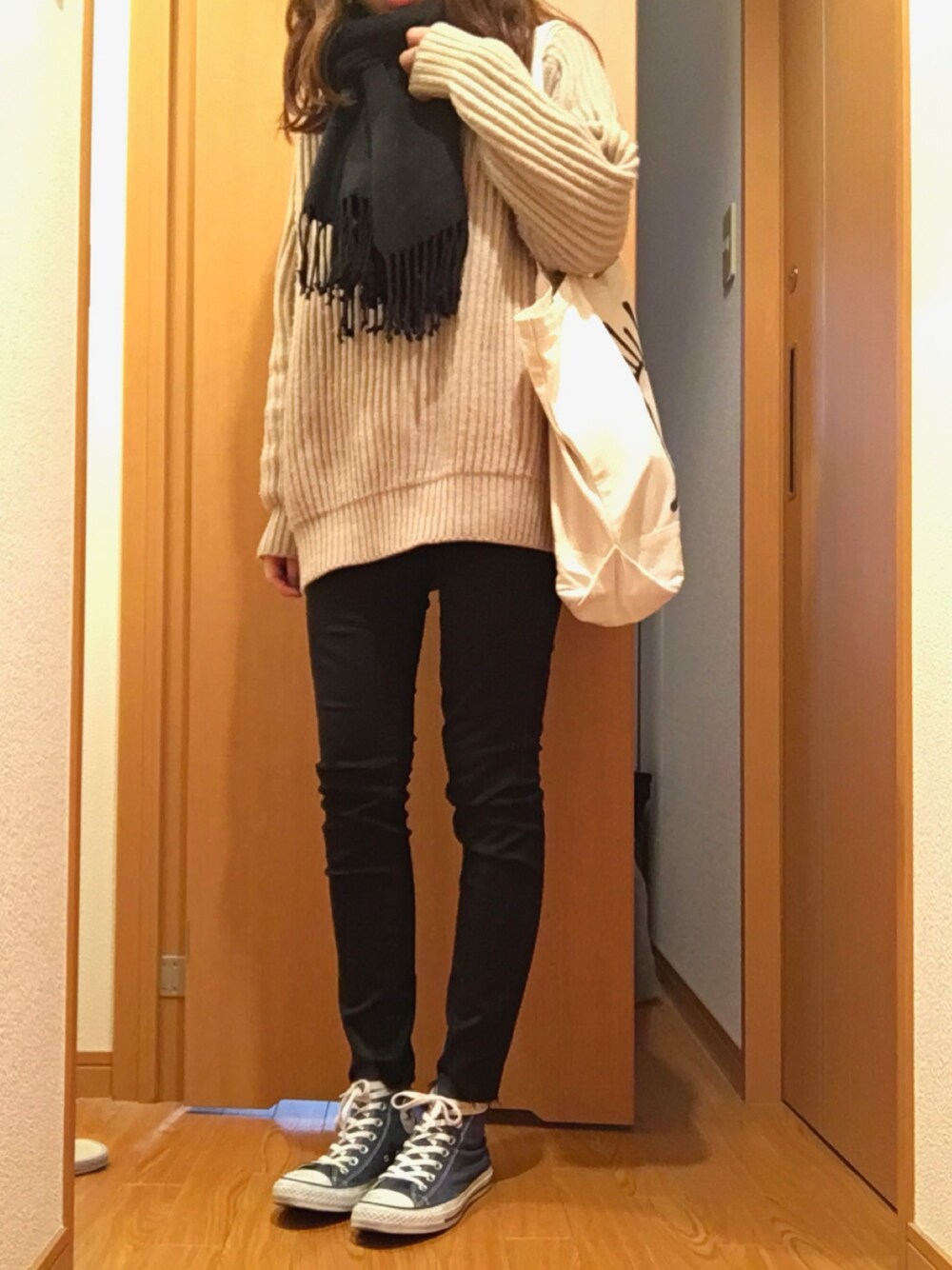 ベージュ系のニット/セーター、ホワイト系のトートバッグ、ブラック系のその他パンツを着用したレディースの冬コーディネートの1枚目の写真