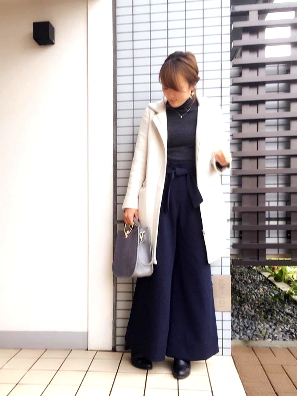 「大人カジュアル、オトナ女子、コート、ミラオーウェン、Mila Owen、リボン、ハイウエスト、プレクロ」｜「STUDIOUSの【WEB限定】STUDIOUS コクーンフードコート（その他アウター、ホワイト系）」を使った、na_formiさん（レディース・159cm）の冬コーディネートの1枚目の写真