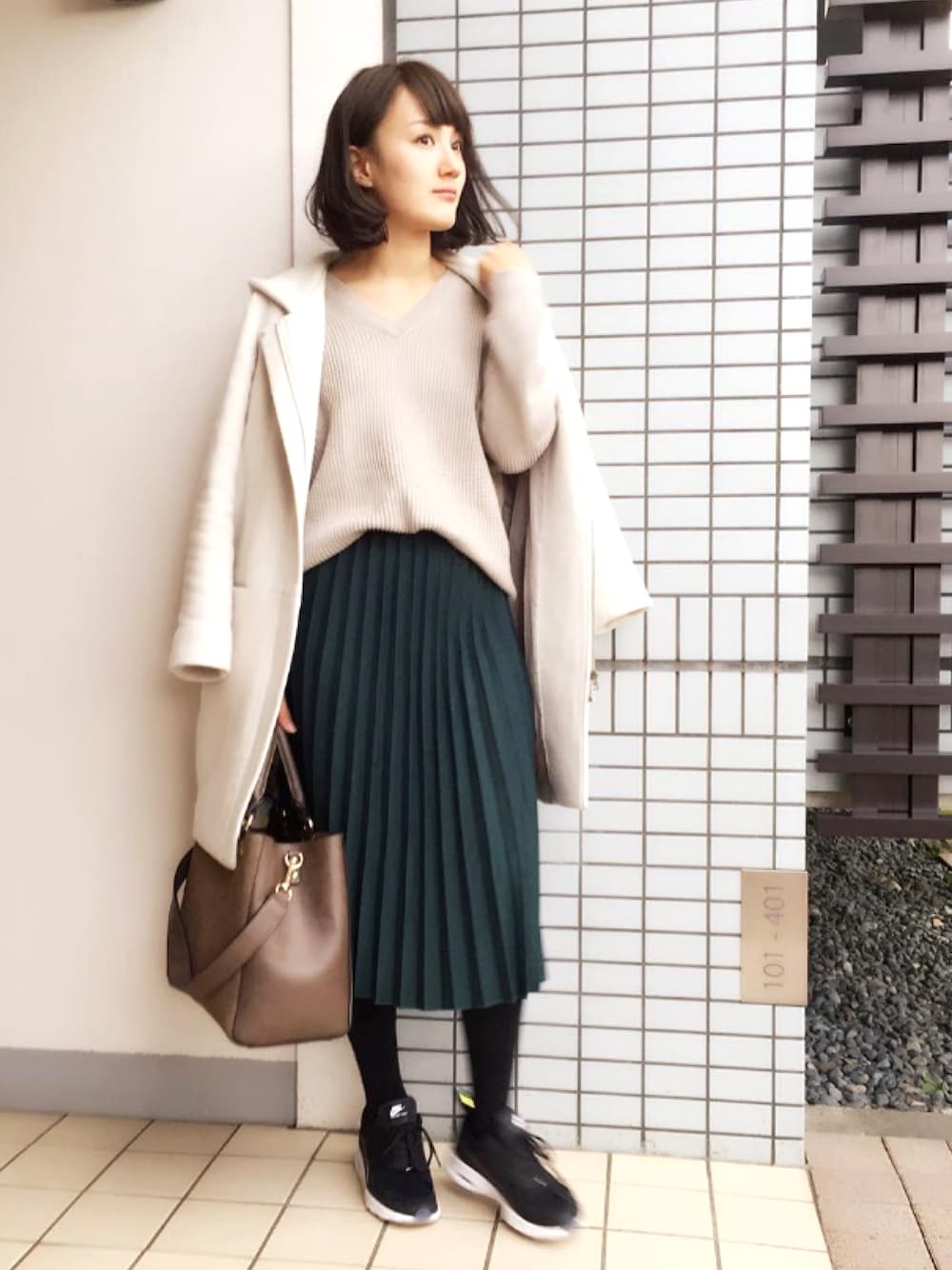「大人カジュアル、オトナ女子、コート、プリーツスカート、スニーカー、NIKE AIR MAX、ママコーデ、撮影」｜「ANAPのプリーツスカート（スカート、グリーン系）」を使った、na_formiさん（レディース・159cm）の冬コーディネートの1枚目の写真