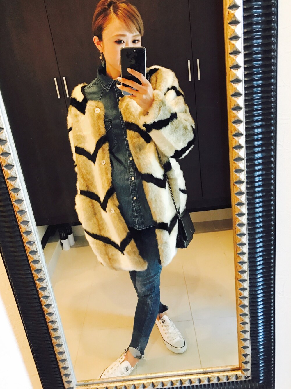 「シンプルコーデ、冬のコーデ、スニーカーコーデ、outfit、デニム、休日スタイル、ファー、デニムオンデニム、マタニティ、ファーコート」｜「CHOCOAのアイテム（ジャケット/アウター、その他）」を使った、YUKAさん（レディース・160cm）の冬コーディネートの1枚目の写真