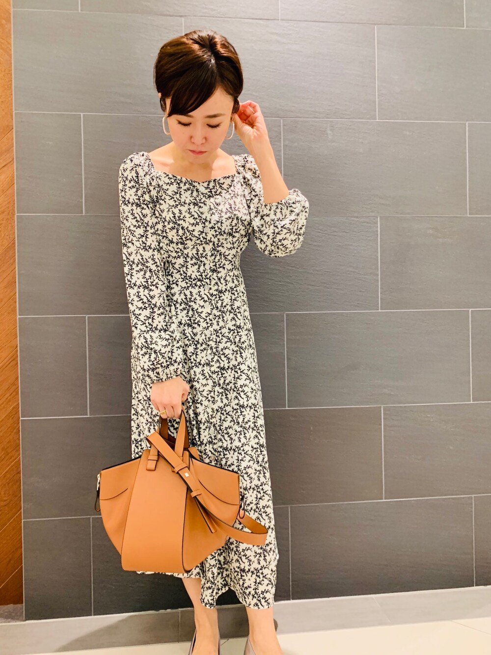 「花柄ワンピース、授乳服、LOEWE、マタニティワンピ、授乳しやすい、マタニティコーデ、ロエベ、マタニティファッション、授乳中コーデ、マタニティワンピース」｜「LOEWEのLoewe - Hammock ショルダーバッグ - women - レザー - ワンサイズ（ショルダーバッグ、ブラウン系）」を使った、YUKAさん（レディース・160cm）の冬コーディネートの1枚目の写真